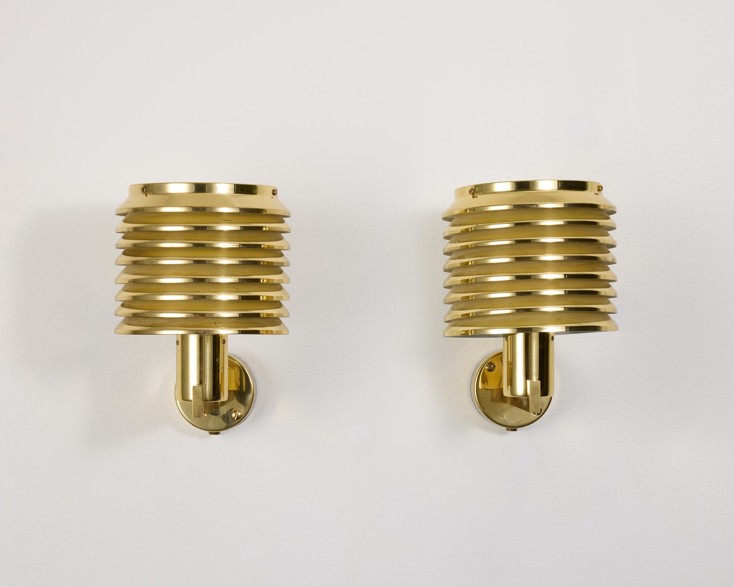 Pareja de apliques de latón Modelo 3255 de Hans Agne Jakobsson Suecia, años 60 mediados del siglo XX en venta