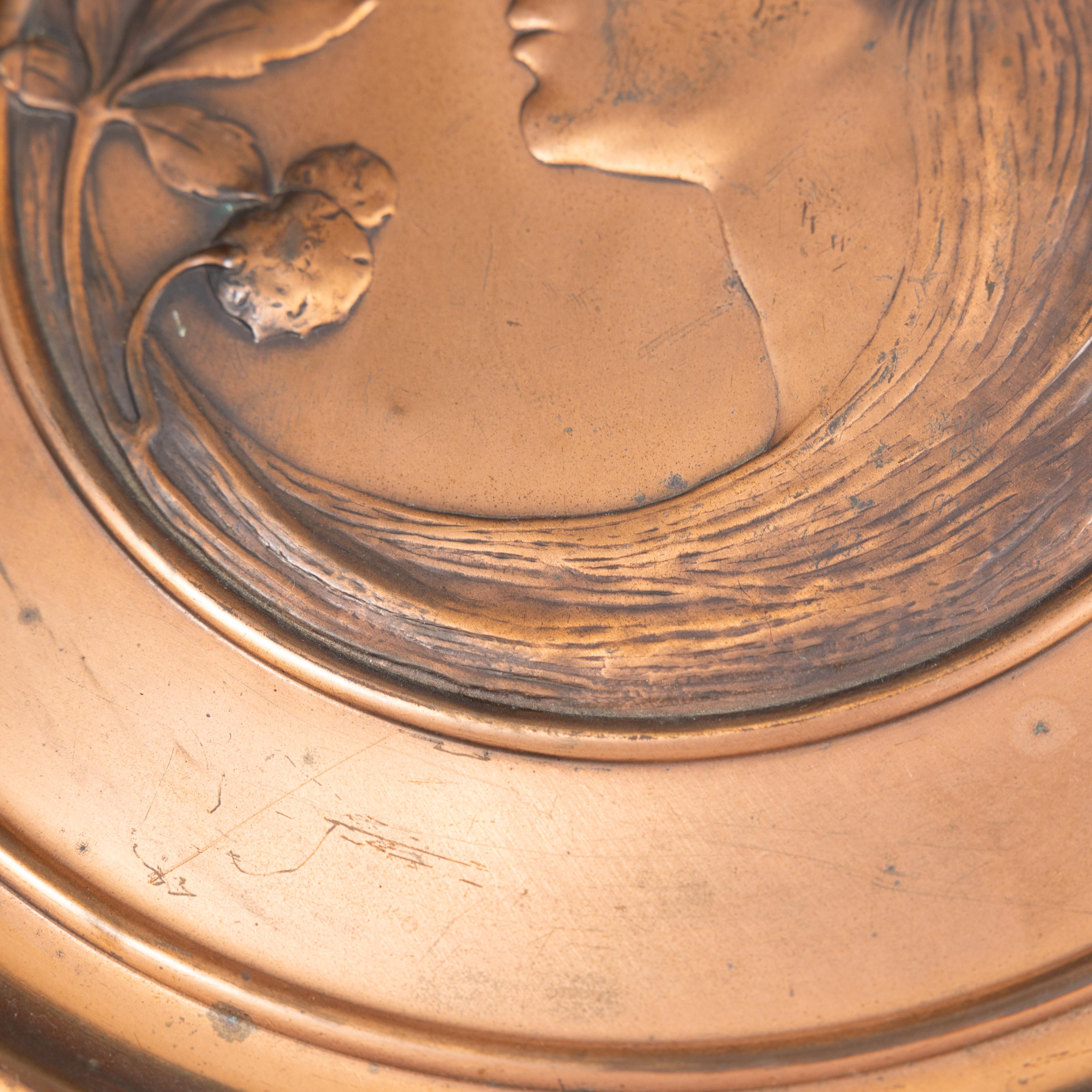 WMF. Une paire de plaques murales en laiton embossées de têtes de dame et de gentleman en vente 2
