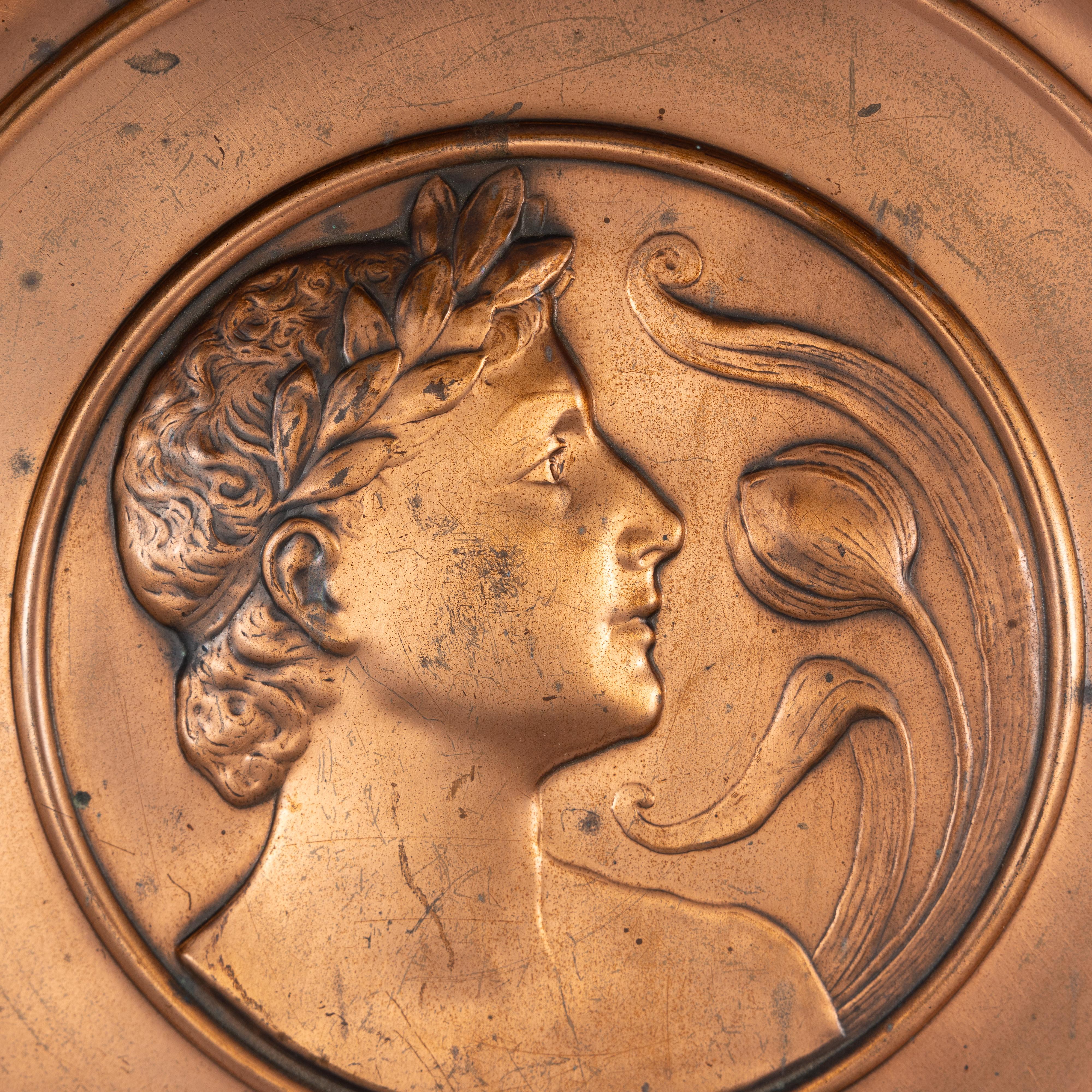 WMF. Une paire de plaques murales en laiton embossées de têtes de dame et de gentleman en vente 5