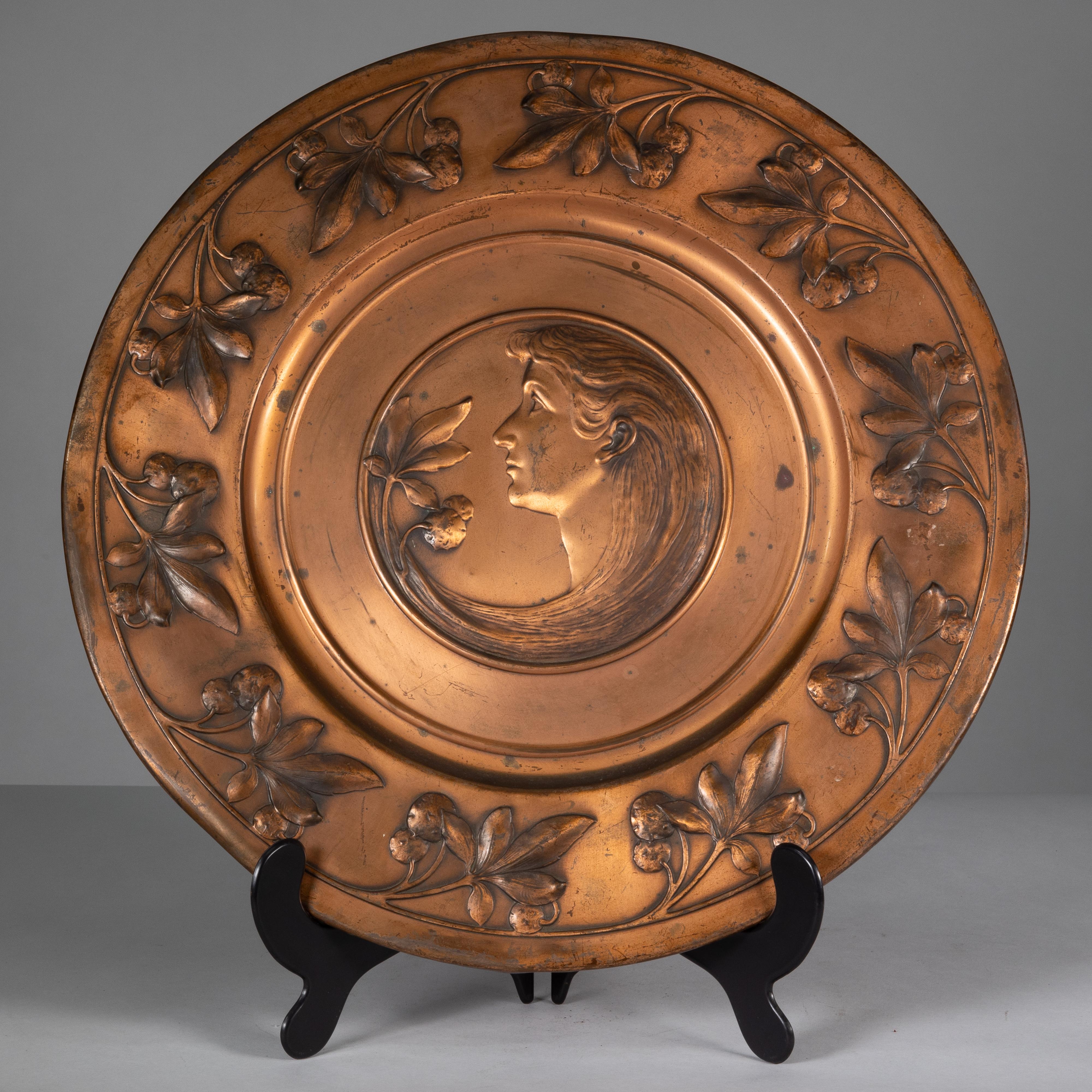 Art nouveau WMF. Une paire de plaques murales en laiton embossées de têtes de dame et de gentleman en vente