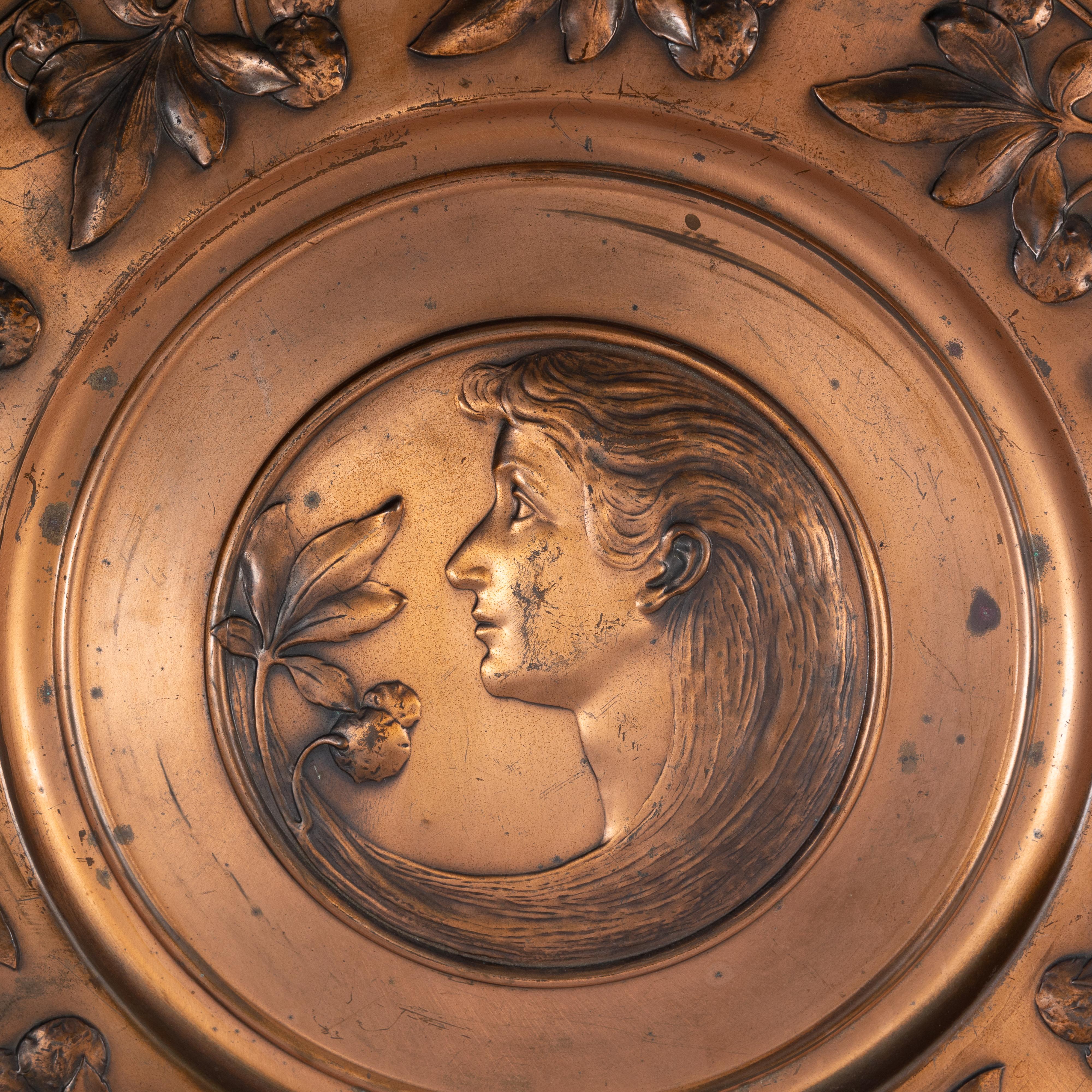WMF. Une paire de plaques murales en laiton embossées de têtes de dame et de gentleman Bon état - En vente à London, GB