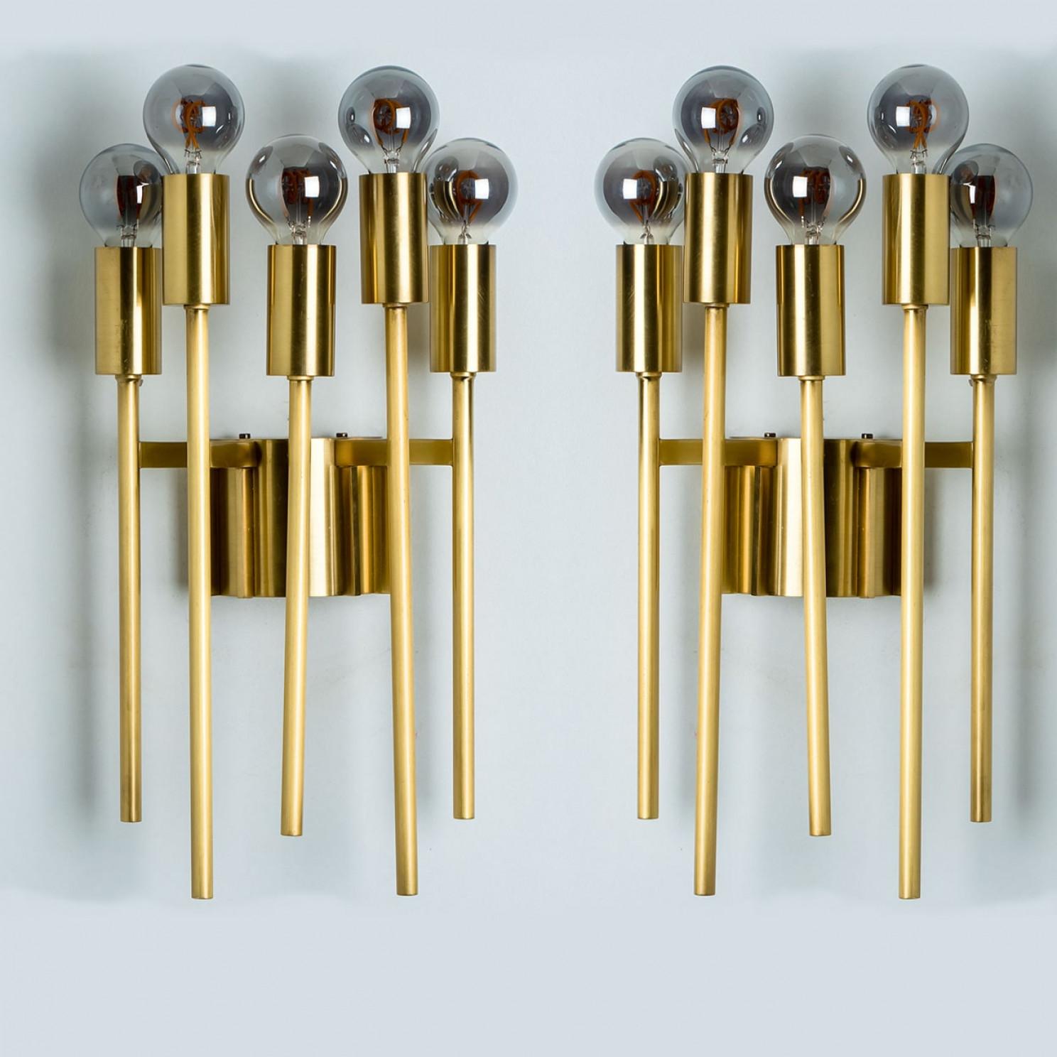 Coppia di appliques in ottone nello stile di Sciolari, 1970. Linee pulite che si integrano con tutti gli arredi. Splendide lampade da parete di fascia alta dall'aspetto meraviglioso.

Si prega di notare che il prezzo si riferisce a 1