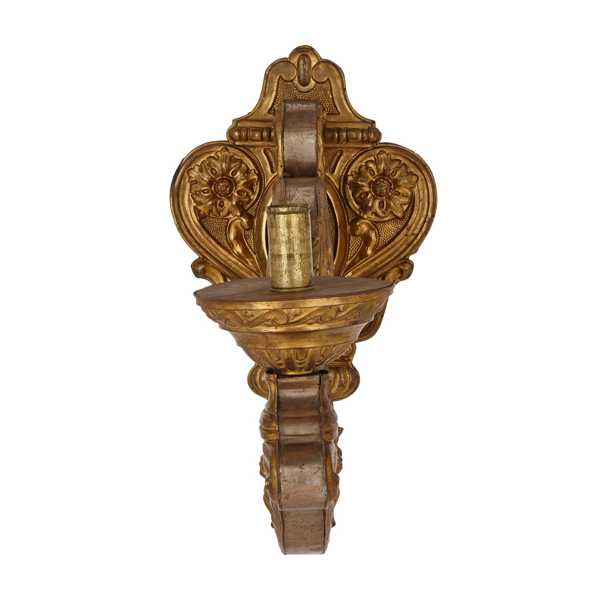 Pair of brass wall sconces in the Baroque style
Continental, early 20th Century
Height 67cm, width 42cm, depth 91cm

The sconces in this pair, which are crafted from moulded brass, are designed in the Baroque style. Each sconce features an