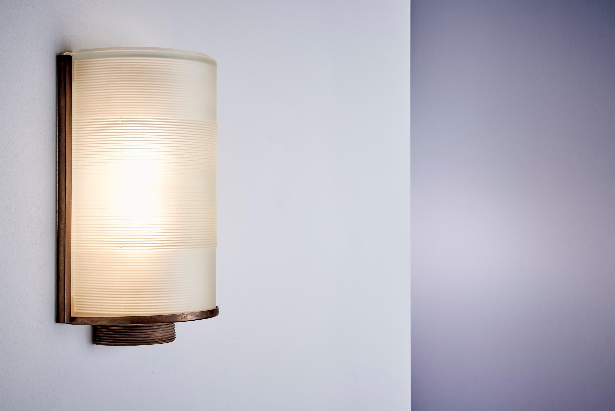 Milieu du XXe siècle Pair of Brass Wall Sconces Italy. 1950s en vente