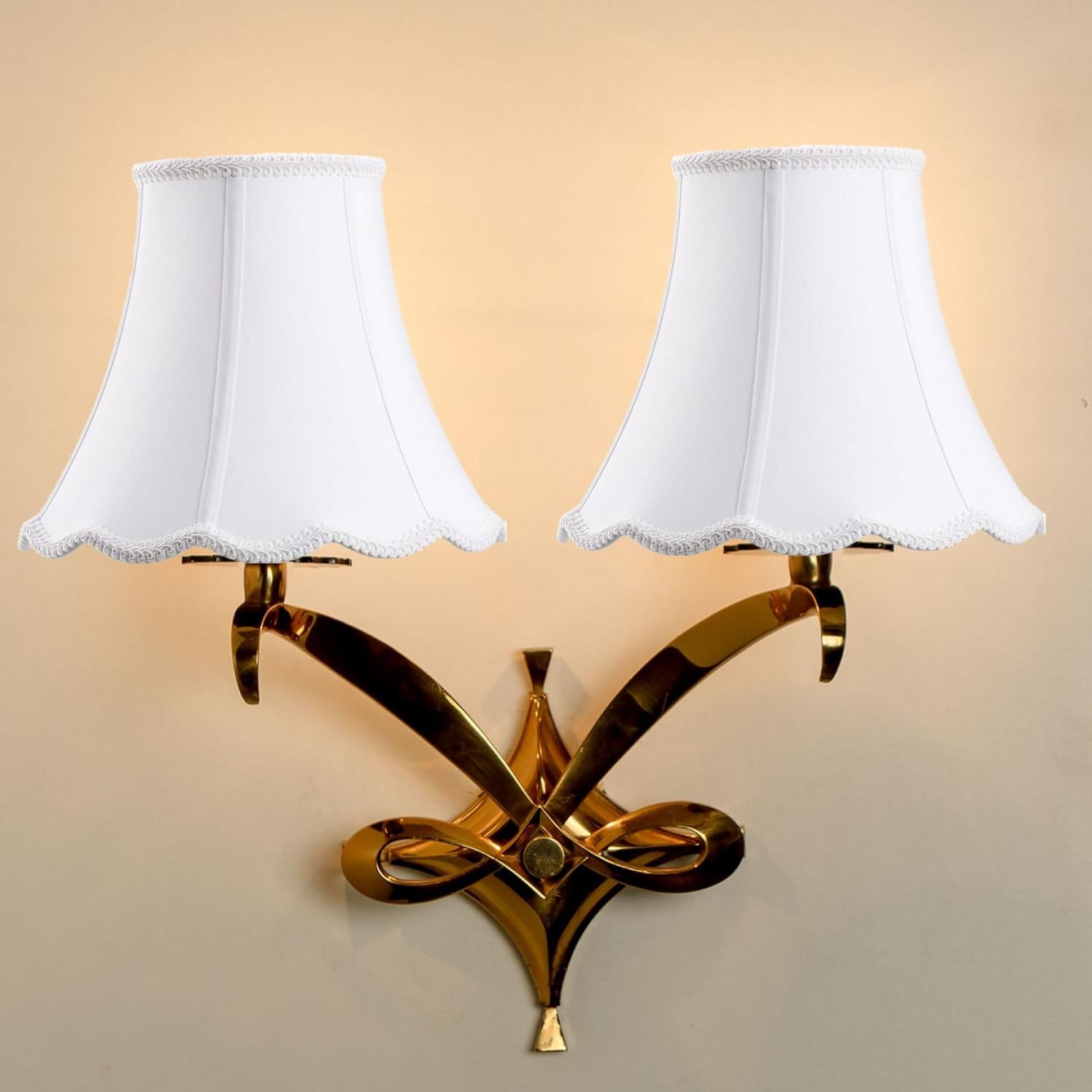 Francese Coppia di lampade da parete in ottone, Leleu, 1960 in vendita