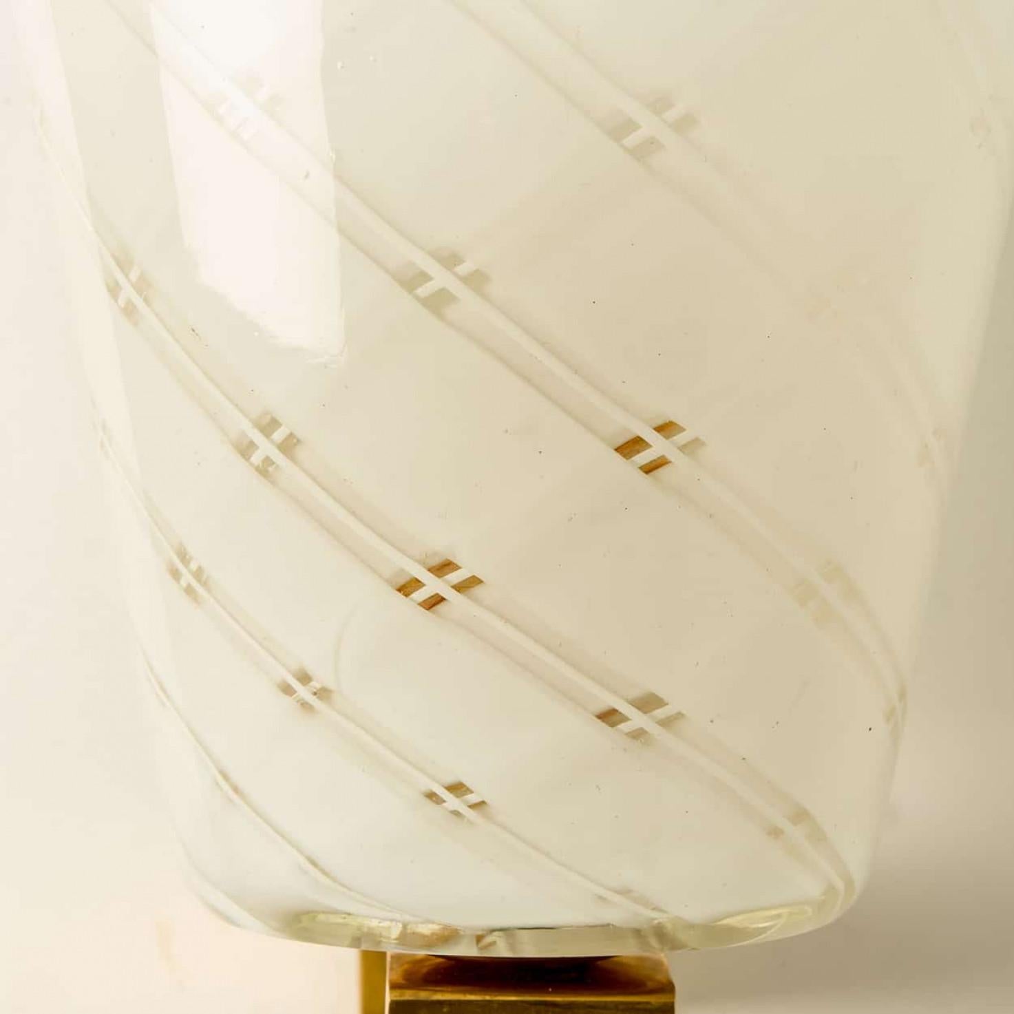 Mid-Century moderno Coppia di applique in ottone con paralumi in vetro Reticello, Italia 1955 in vendita