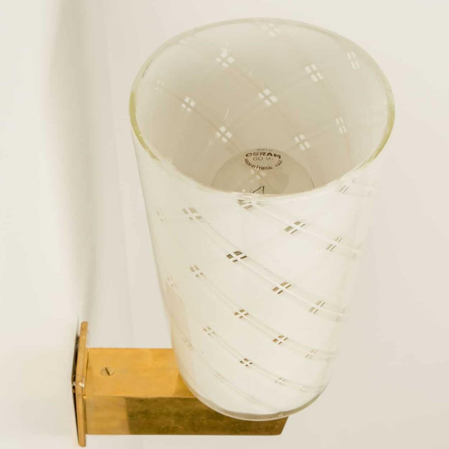 Coppia di applique in ottone con paralumi in vetro Reticello, Italia 1955 In condizioni buone in vendita a Rijssen, NL