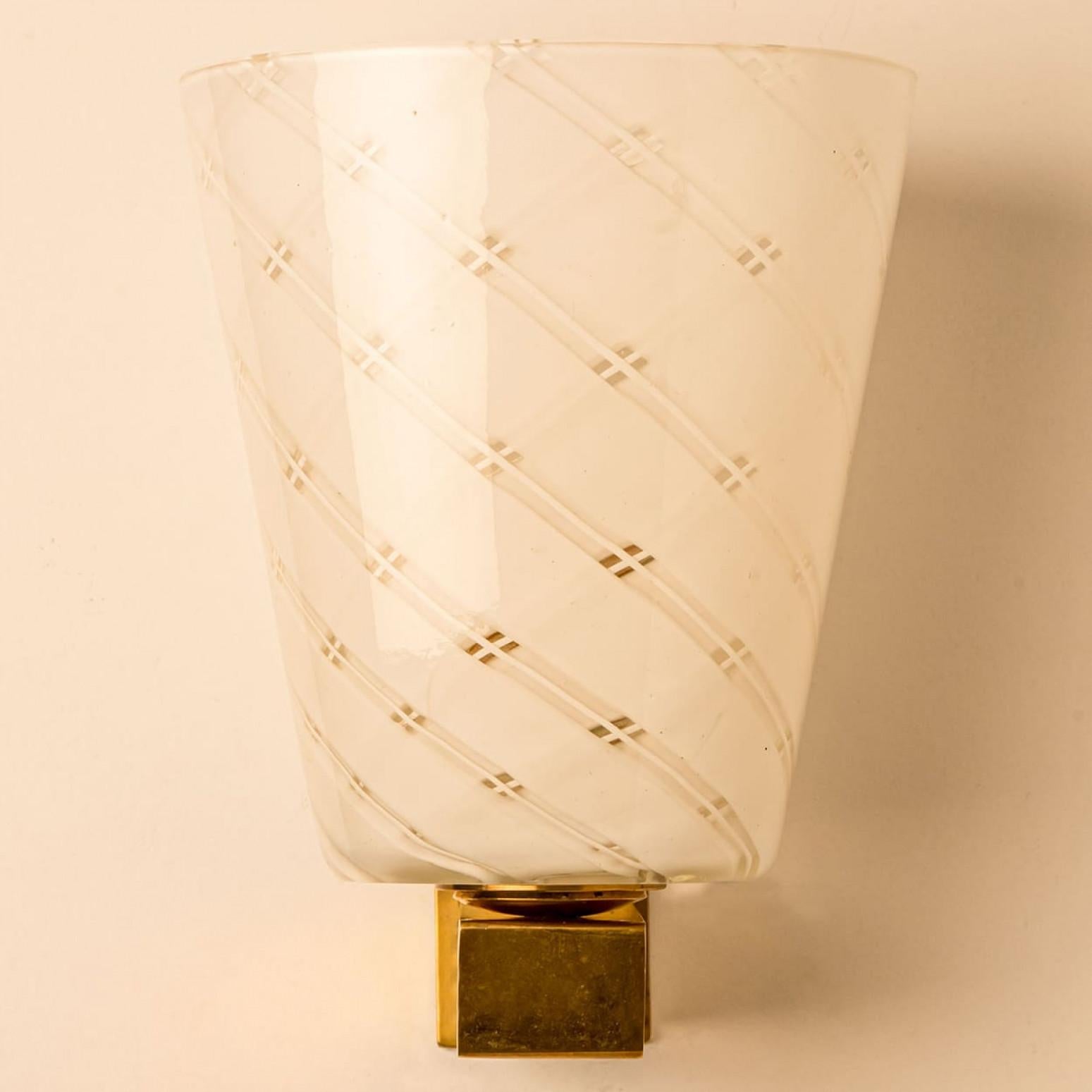 XX secolo Coppia di applique in ottone con paralumi in vetro Reticello, Italia 1955 in vendita