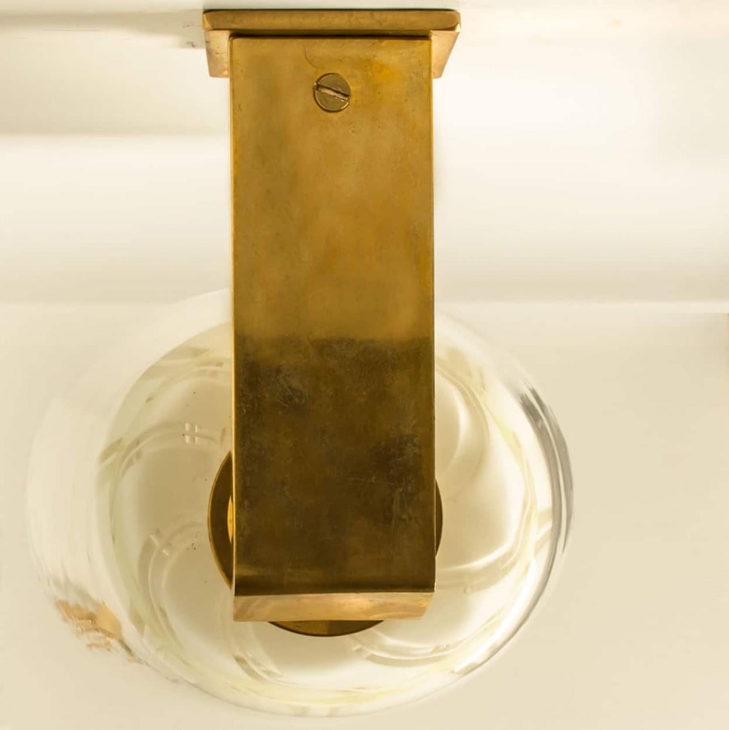 Coppia di applique in ottone con paralumi in vetro Reticello, Italia 1955 in vendita 1