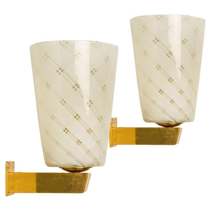 Coppia di applique in ottone con paralumi in vetro Reticello, Italia 1955 in vendita