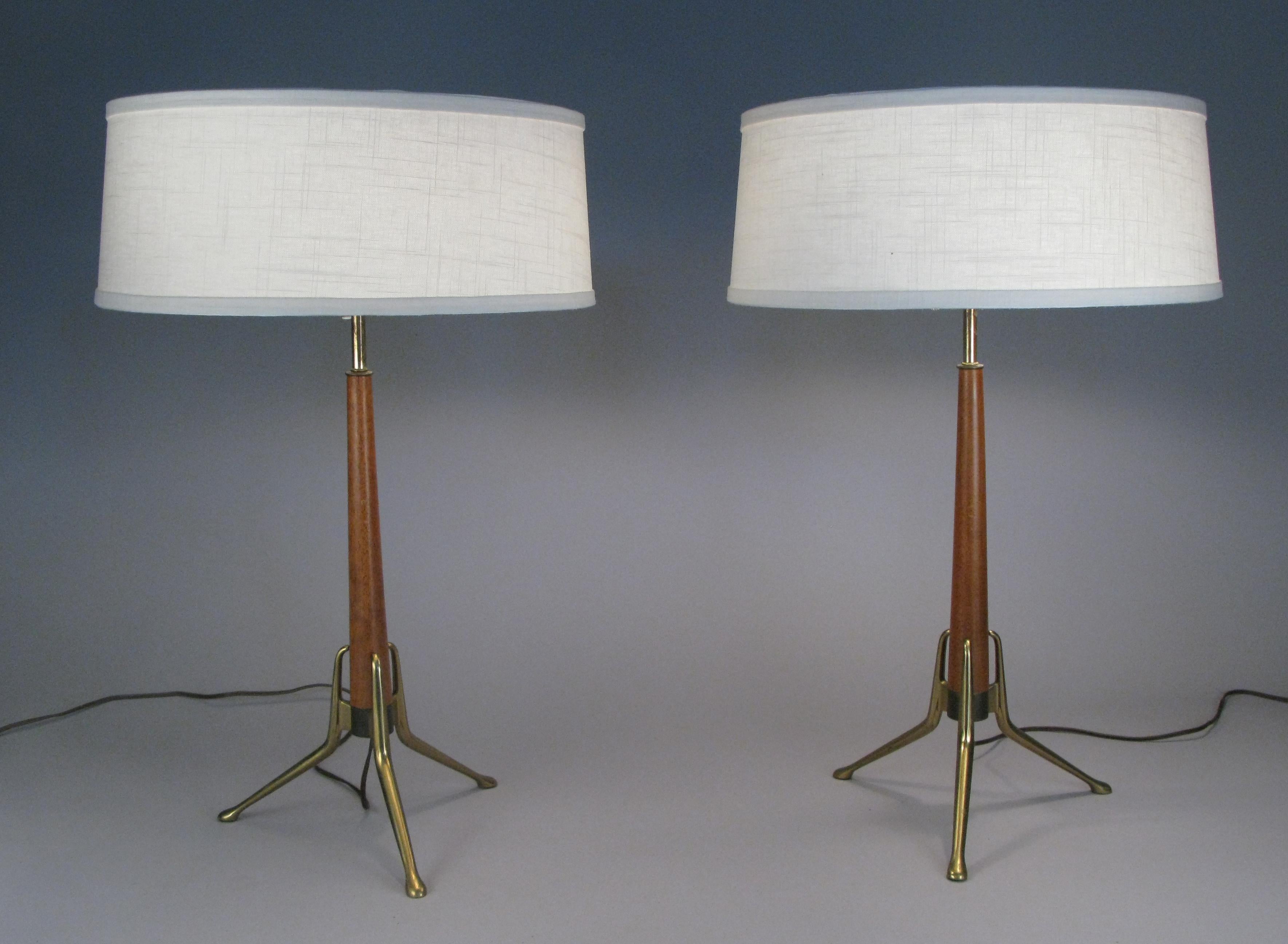 Pair of Brass and Walnut Lamps by Gerald Thurston for Lightolier (Moderne der Mitte des Jahrhunderts)