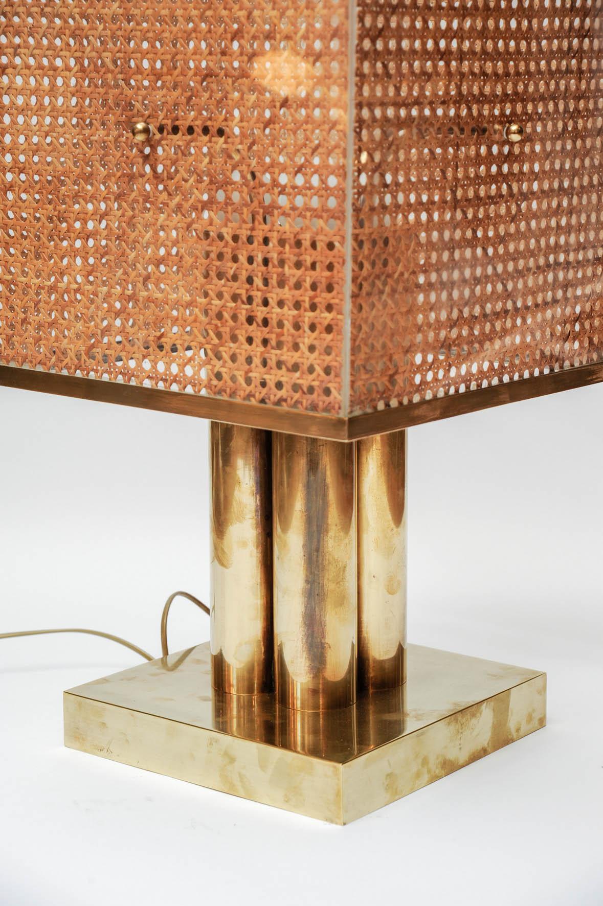 Pair of Brass Wicker and Plexi Table Lamps In Good Condition In Saint-Ouen, IDF