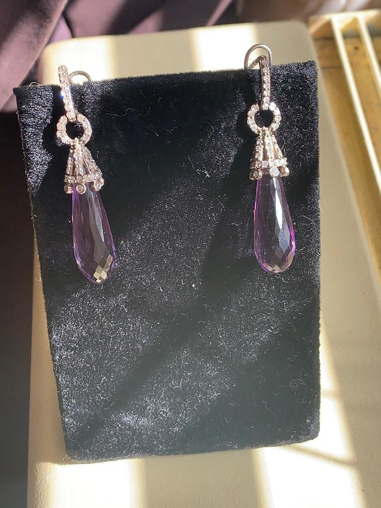 Delicados Pendientes de Amatista talla Briolette con Detalles de Diamantes en Pendientes a Medida.  Pendientes de amatista de precioso color y gran claridad. Versátil para el día o la noche, engastada en plata de ley rodiada.  