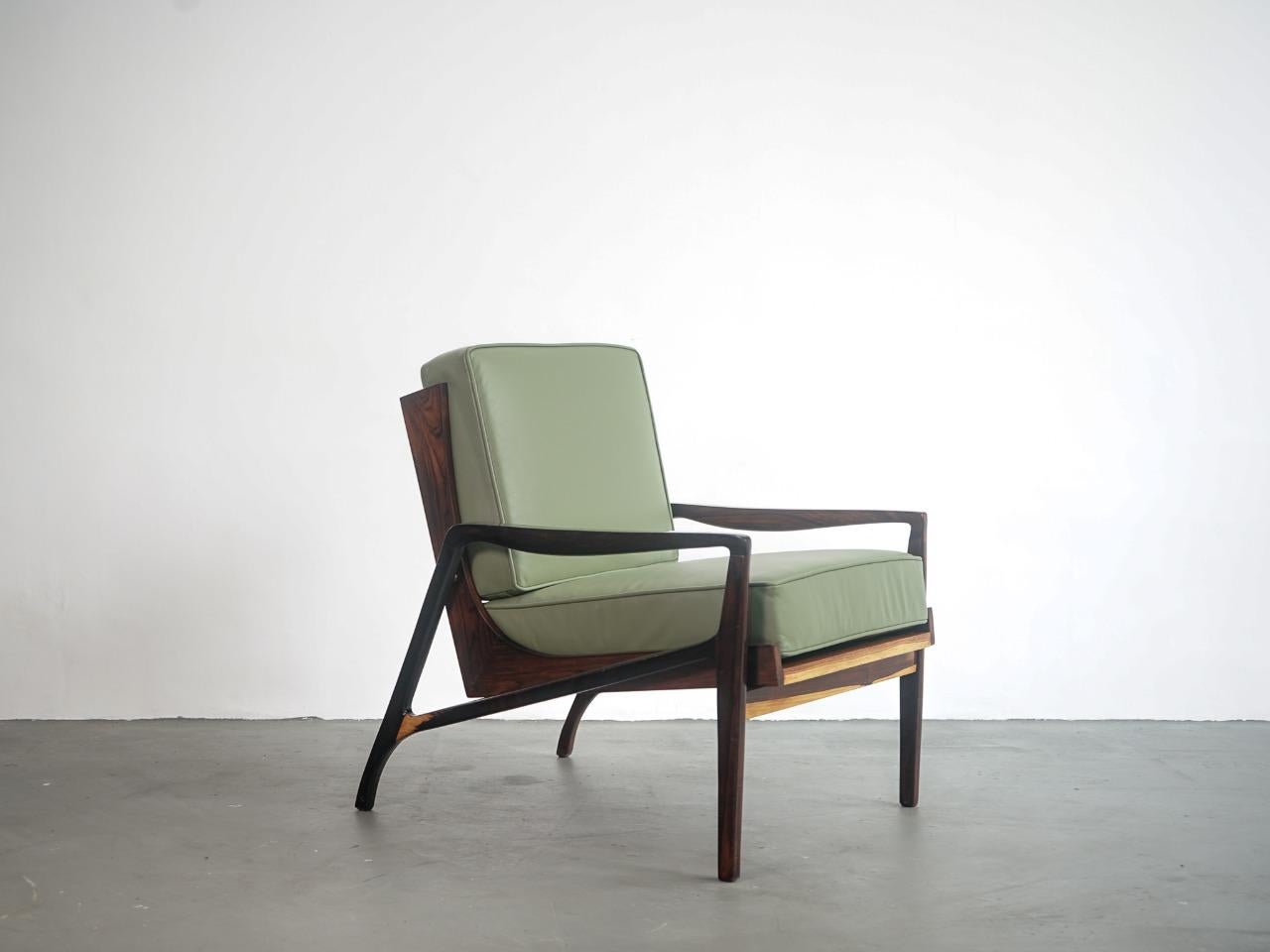 Mid-Century moderno Coppia di poltrone e divano brasiliani di Liceu De Artes e Officios, metà del secolo scorso in vendita