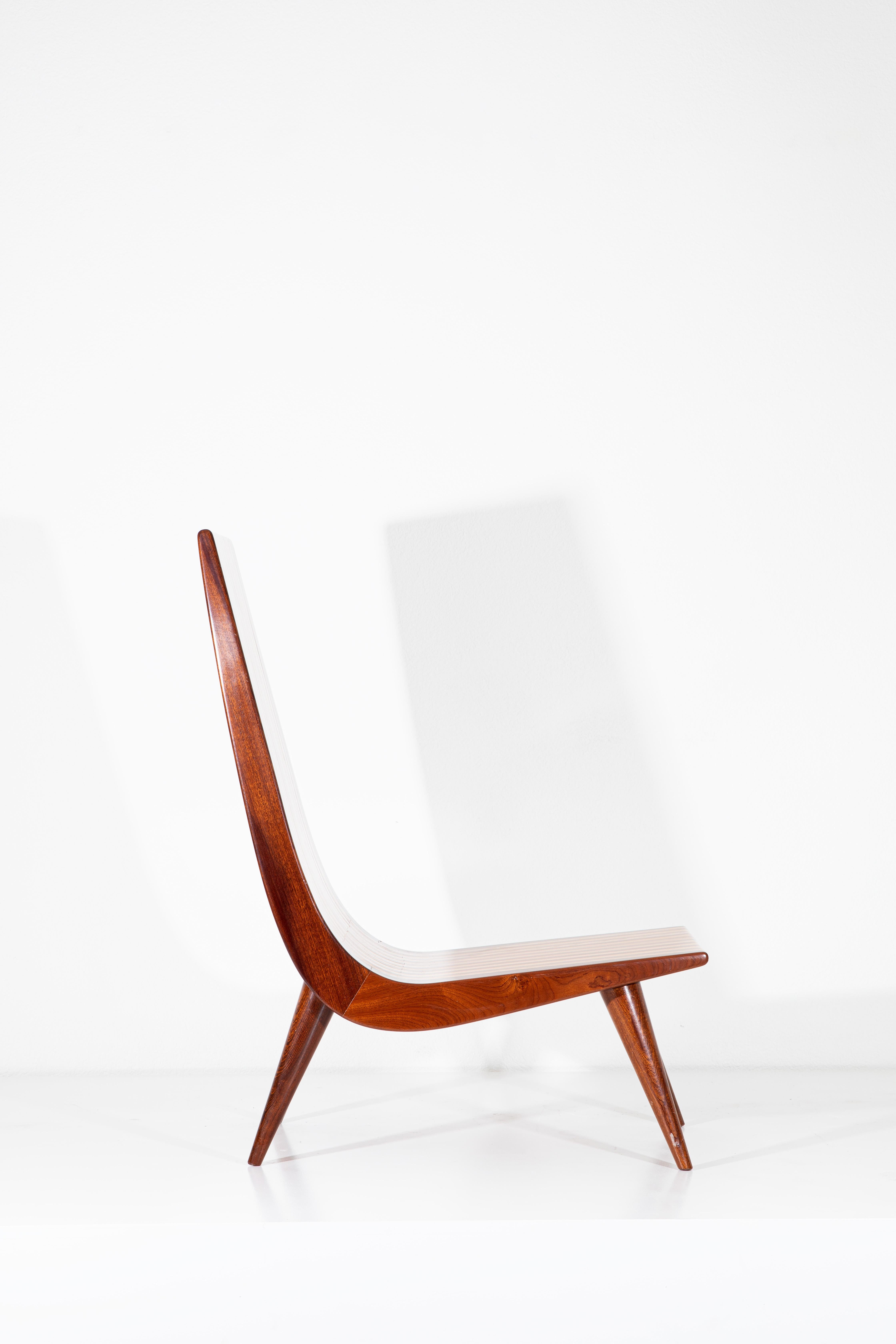 Découvrez une paire de fauteuils brésiliens des années 1960 magnifiquement travaillés, incarnant la sophistication et la chaleur naturelle qui définissent le design brésilien du milieu du siècle. Ces chaises capturent l'esthétique emblématique de