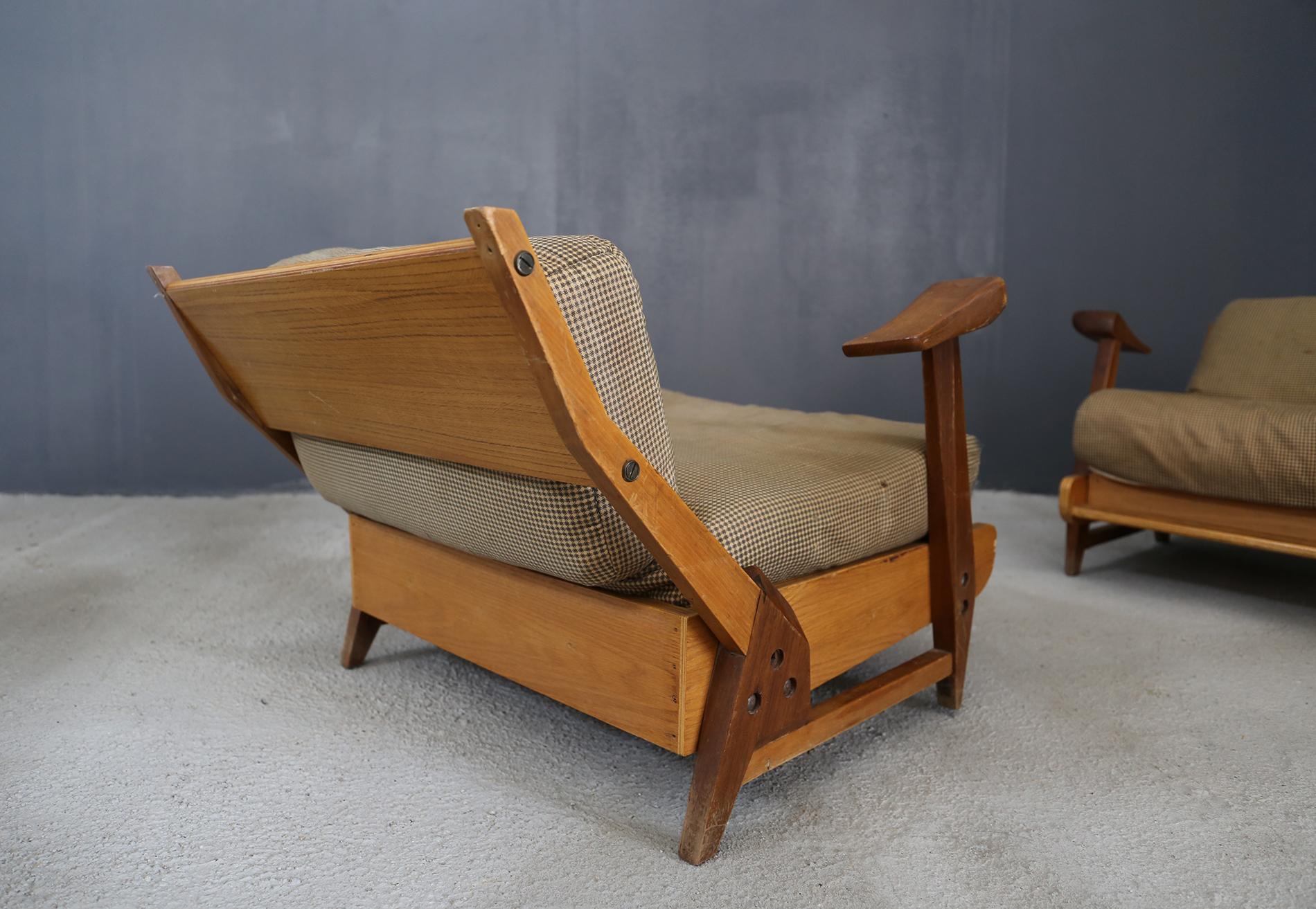 Pair of armchairs to Guillerme et Chambron from 1950. The chairs are a beautiful reused of France design. In excellent vintage condition. Original fabric of the time. Teak and mahogany wood
The peculiarity of these armchairs is their very