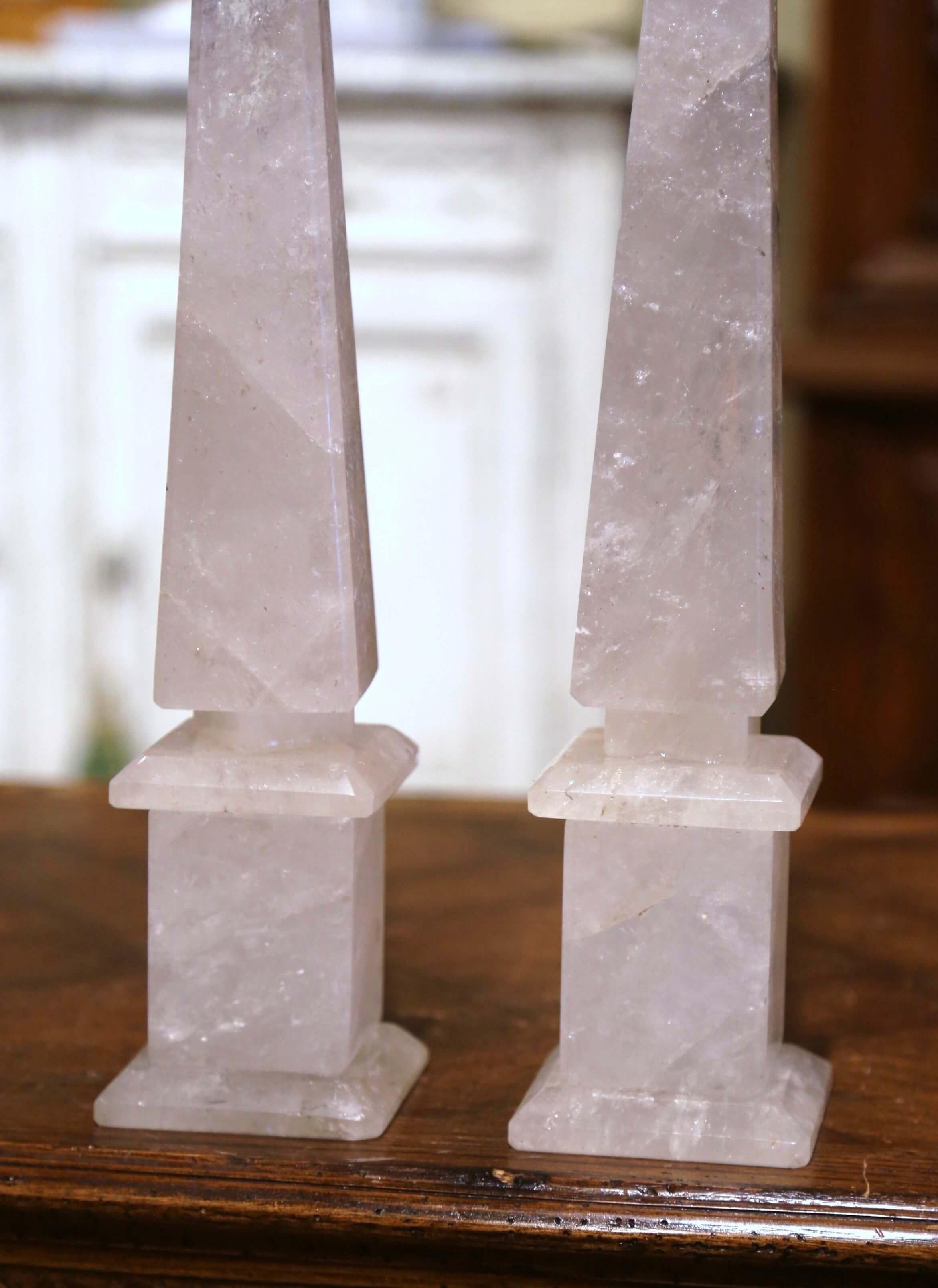 Ces élégants obélisques en cristal de roche ont été fabriqués au Brésil. Chaque pièce de grande taille repose sur une base carrée étagée et se caractérise par un travail artisanal exquis, avec une tige effilée et pointue. Les deux pièces sont en