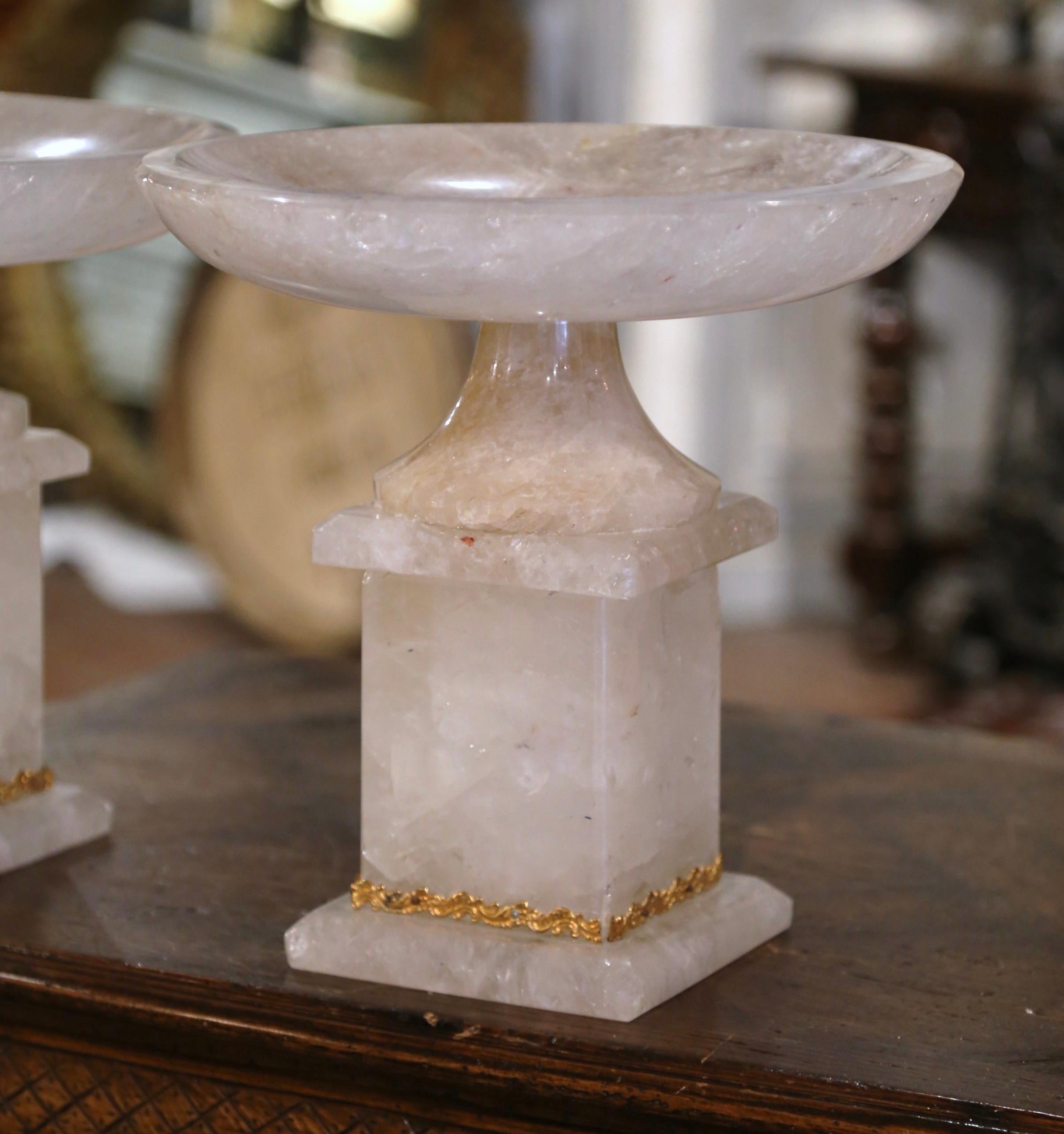  Paar brasilianischer geschnitzter Bergkristall-Kompottaufsatz mit schwenkbarer Schale im Zustand „Hervorragend“ im Angebot in Dallas, TX