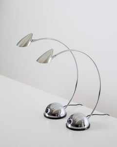 Paire de lampes de table brésiliennes en chrome avec tiges incurvées et abat-jour coniques, années 1970