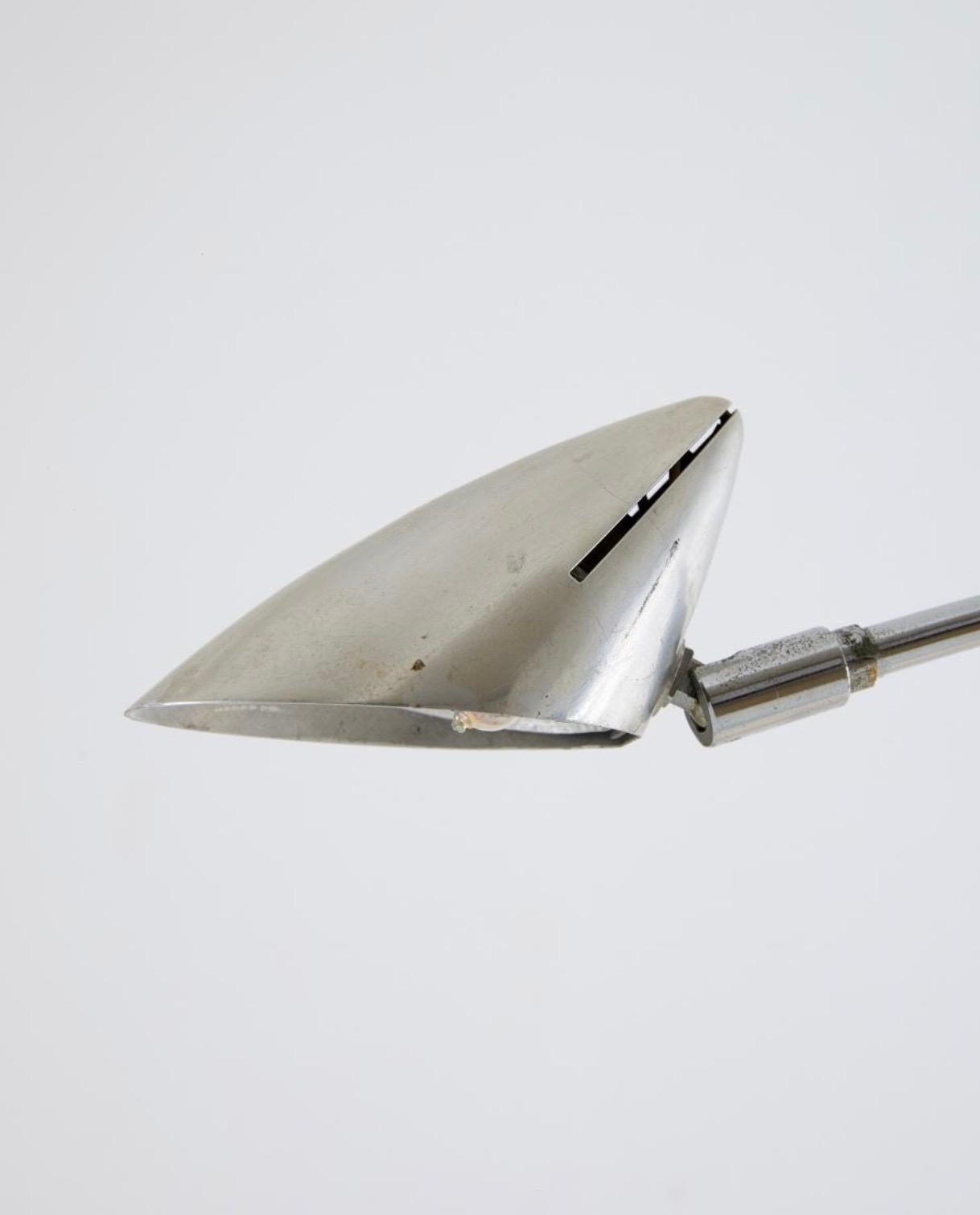 Mid-Century moderno Coppia di lampade da tavolo brasiliane in cromo con steli curvi e paralumi conici, anni '70 in vendita