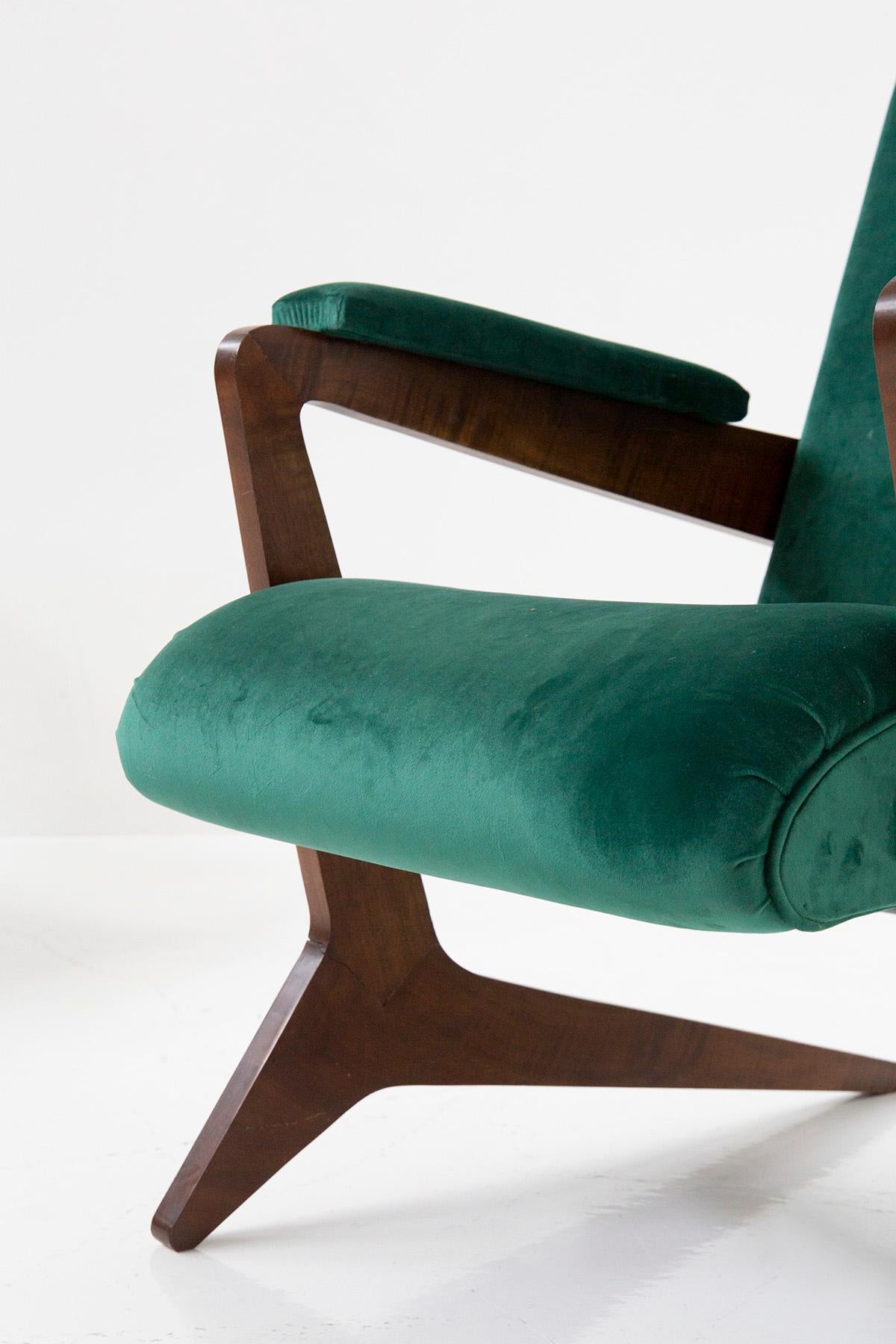 Paire de fauteuils brésiliens en velours vert, 20e siècle en vente 4