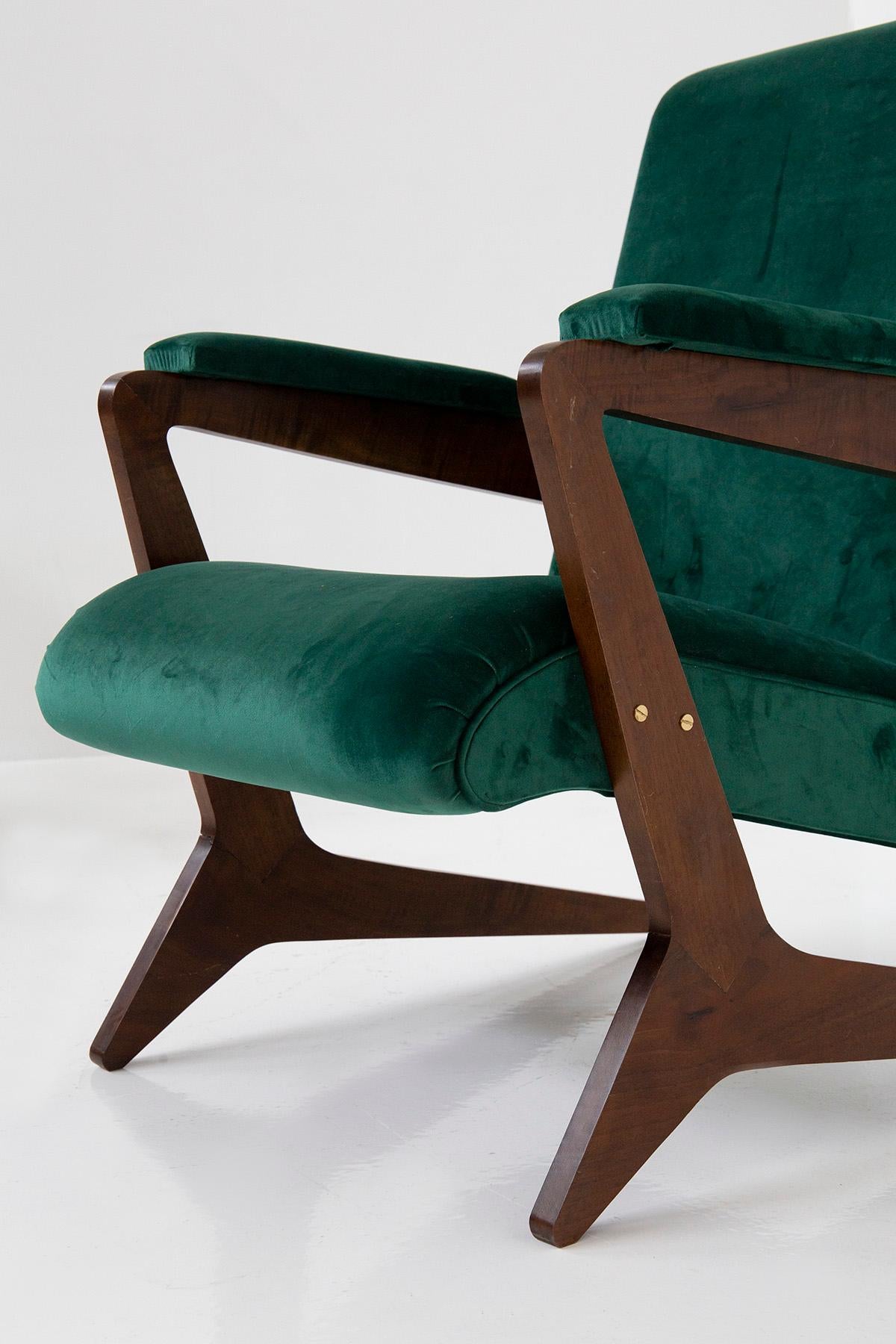 Paire de fauteuils brésiliens en velours vert, 20e siècle en vente 5