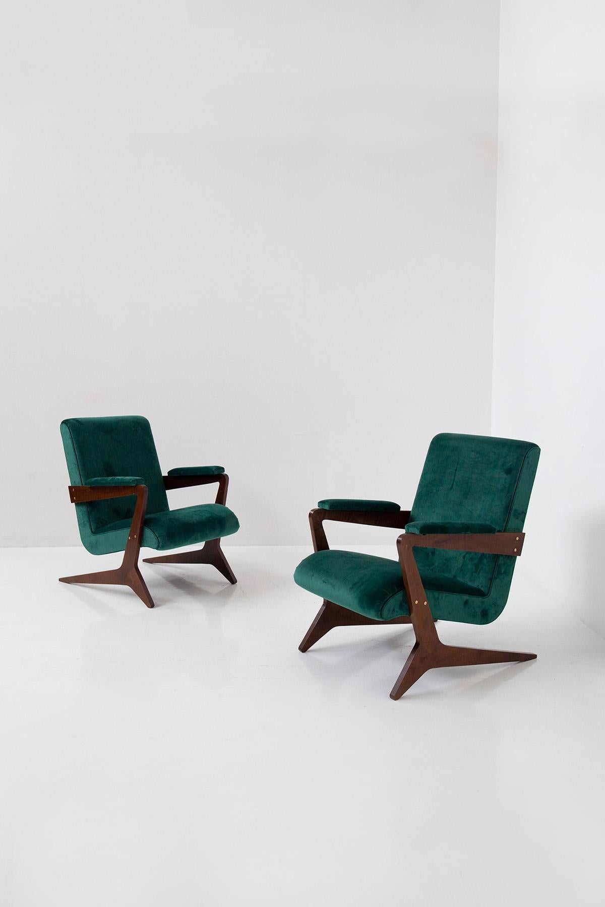 it diesem fesselnden Paar brasilianischer geometrischer Sessel, einer Verkörperung von Modernität und geometrischer Eleganz, können Sie sich in das pulsierende Herz Brasiliens des 20. Diese mit Präzision und Flair gefertigten Stühle sind ein Zeugnis