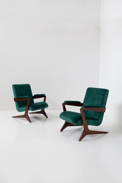 Paire de fauteuils brésiliens en velours vert, 20e siècle