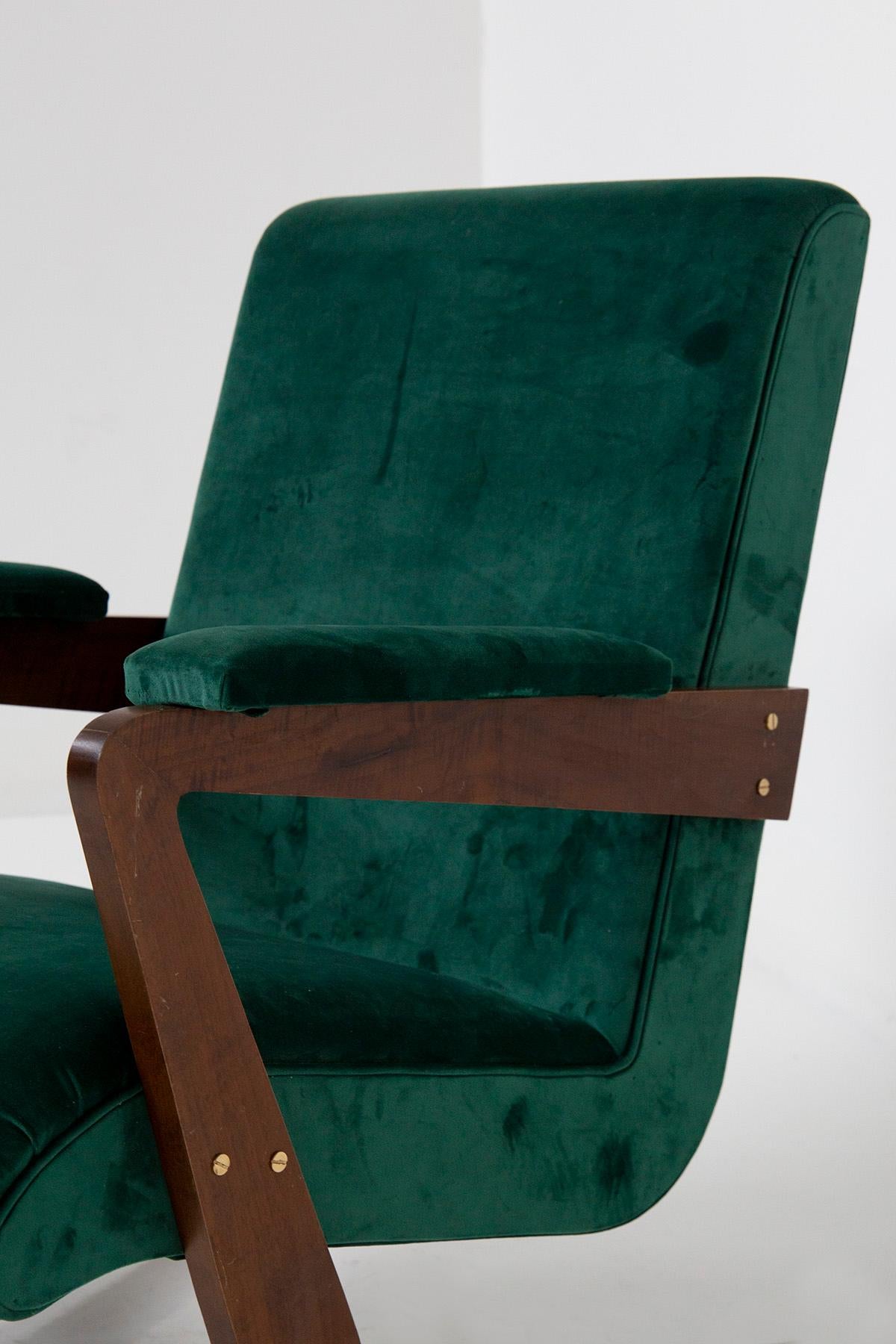 Pair of Brazilian green velvet armchairs, 20th century In Good Condition For Sale In Milano, IT