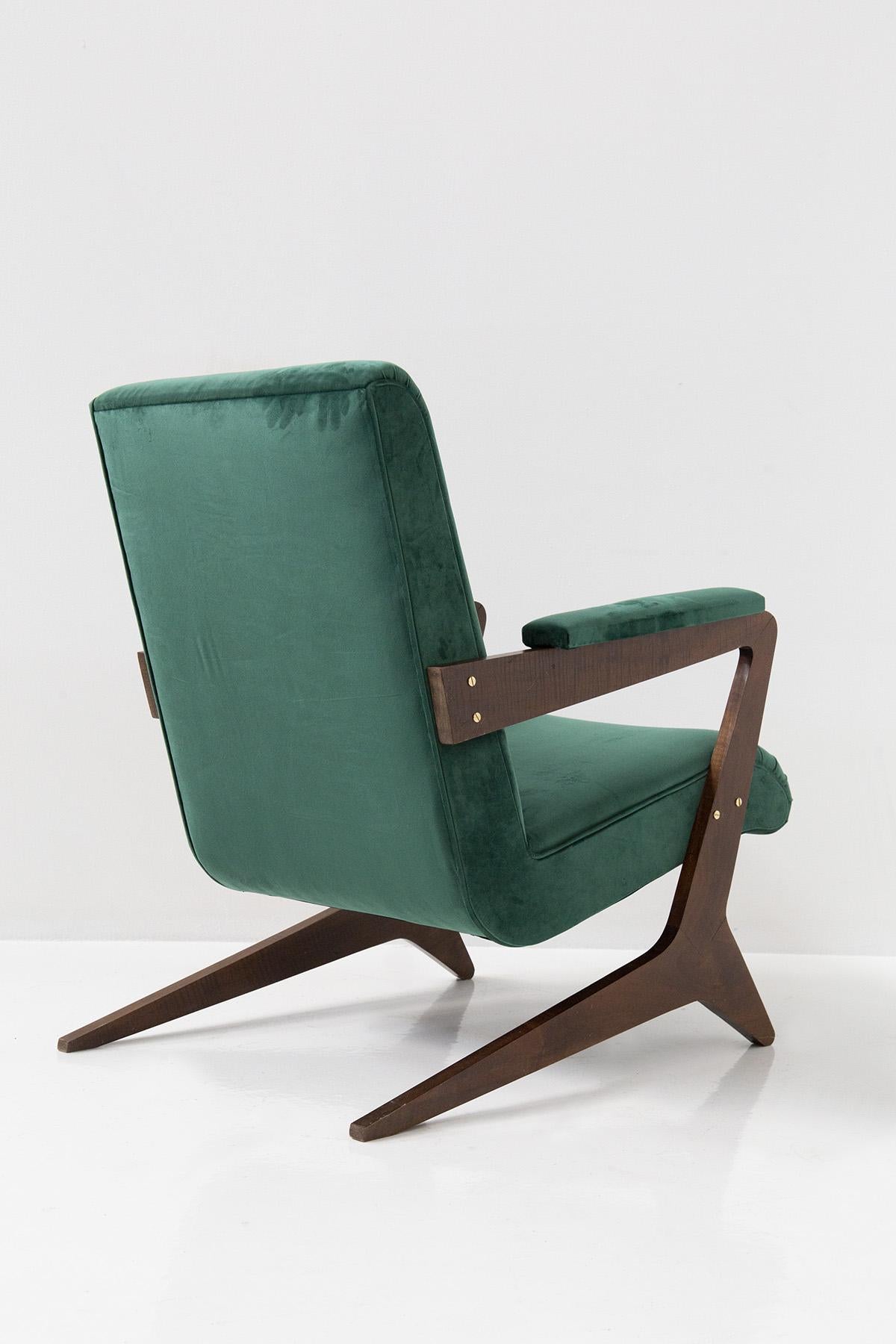 Paire de fauteuils brésiliens en velours vert, 20e siècle en vente 1