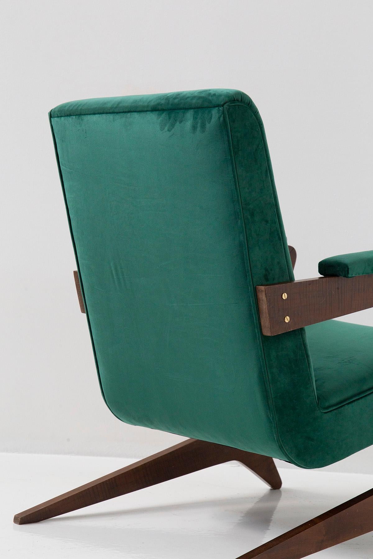 Paire de fauteuils brésiliens en velours vert, 20e siècle en vente 2