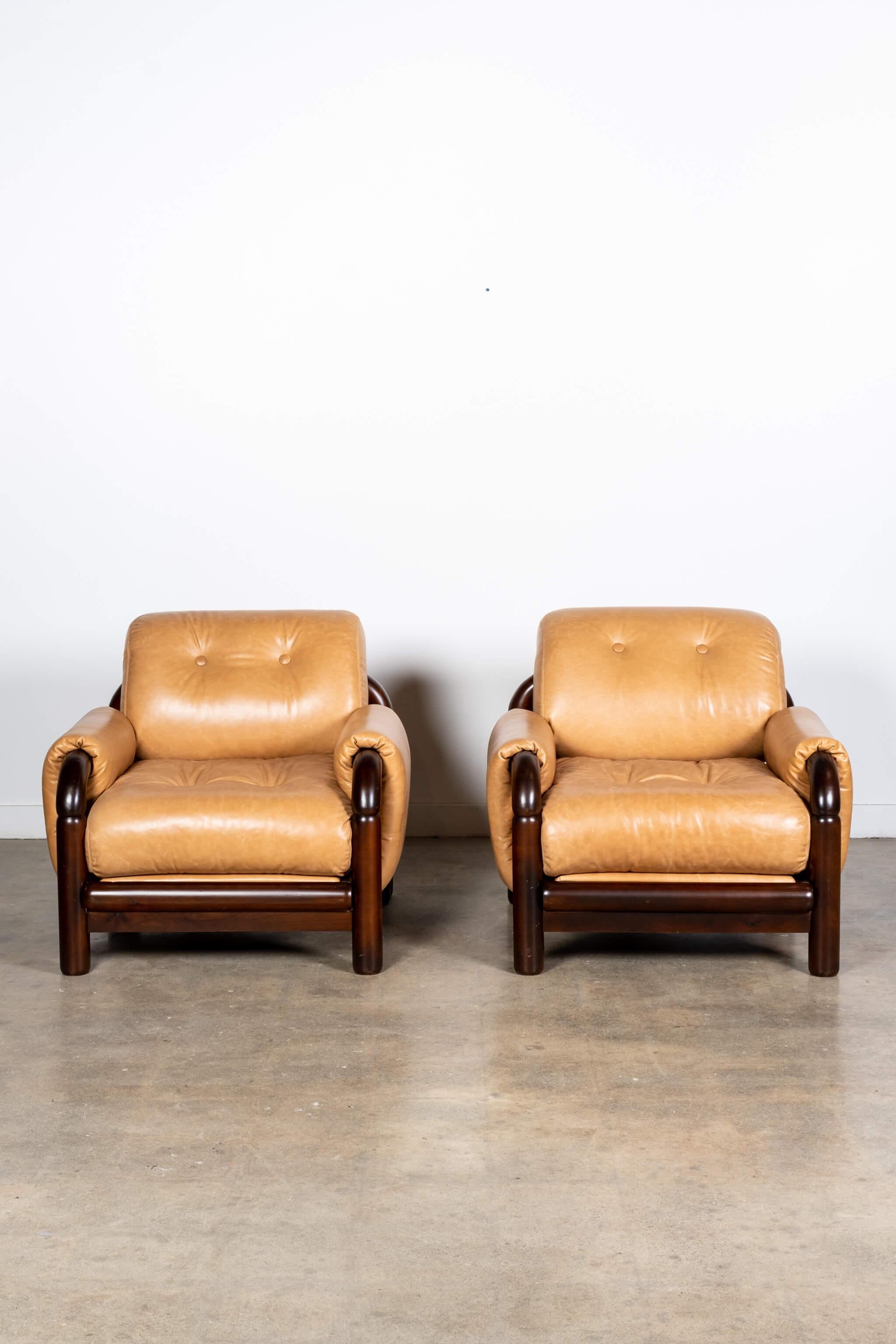 Le cuir caramel souple enveloppe et se courbe sur le cadre en bois tubulaire de ces fauteuils à la fois solides et sophistiqués qui attirent l'attention sous tous les angles. Production présumée des années 1970, non marquée. Bois brésilien et cuir.