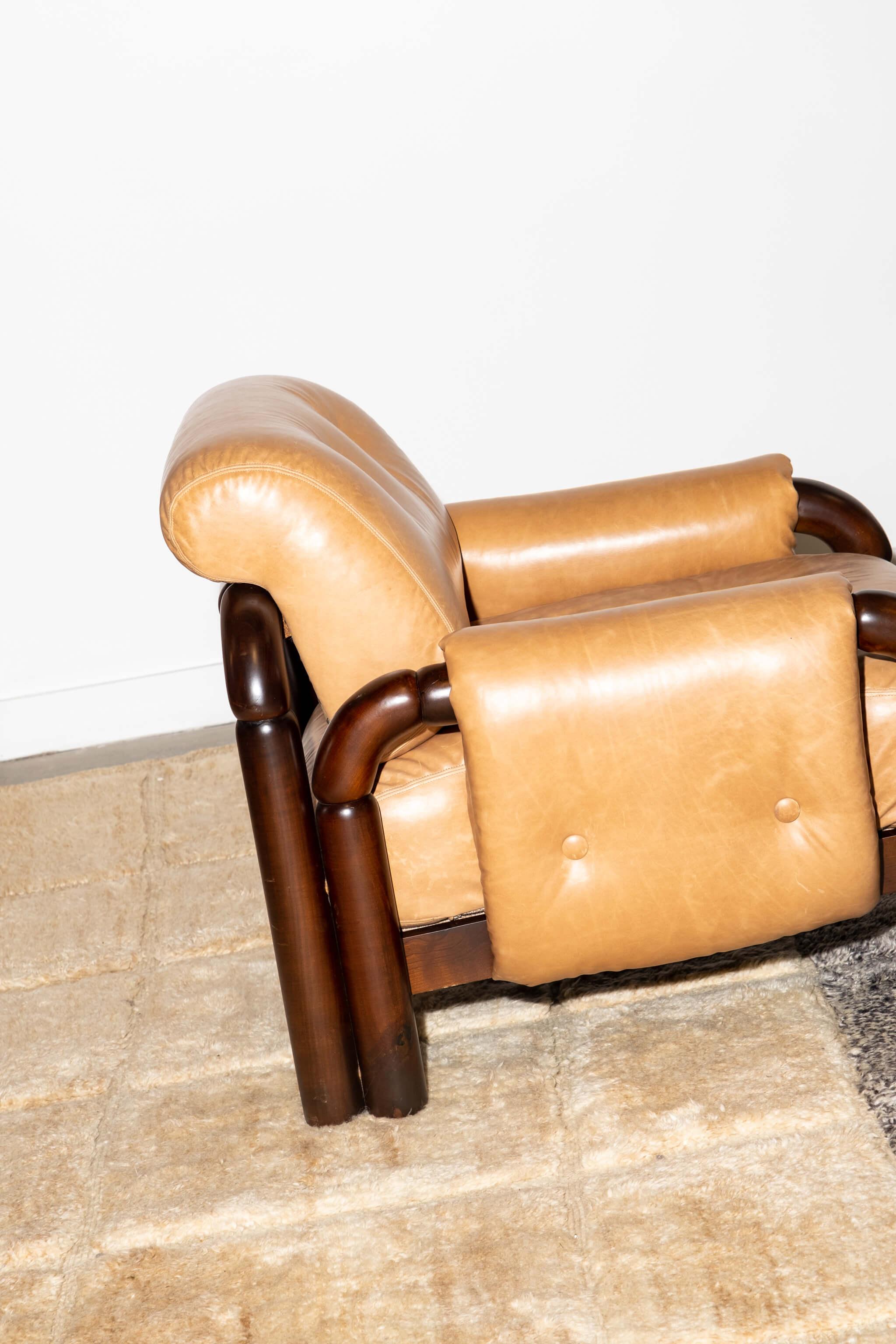 Cuir Paire de fauteuils en cuir brésilien en vente