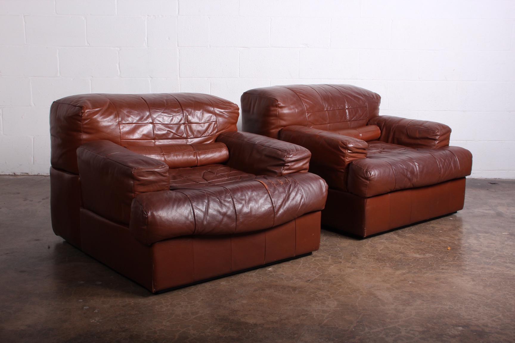 Late 20th Century Pair of Brazilian Leather Lounge Chairs and Ottomans by Pervical Lafer