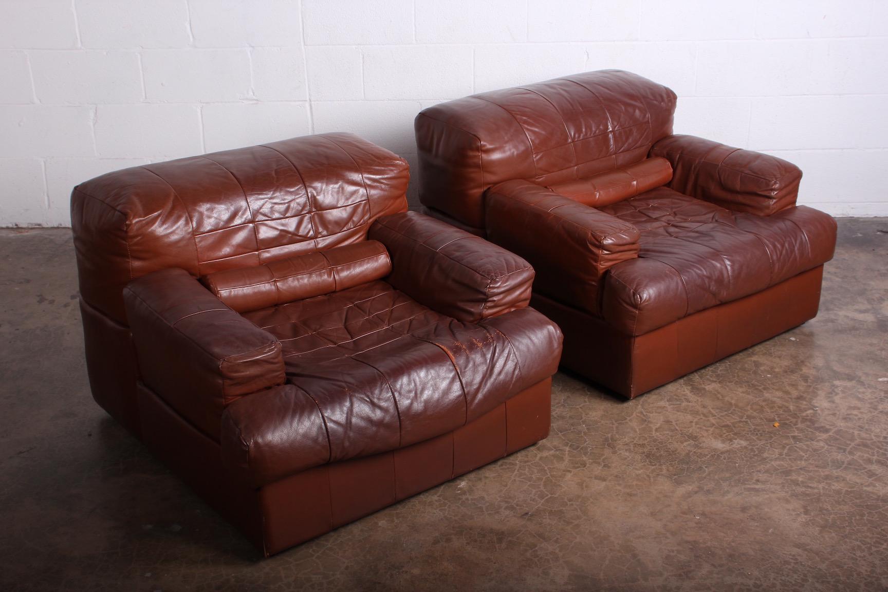Pair of Brazilian Leather Lounge Chairs and Ottomans by Pervical Lafer 1