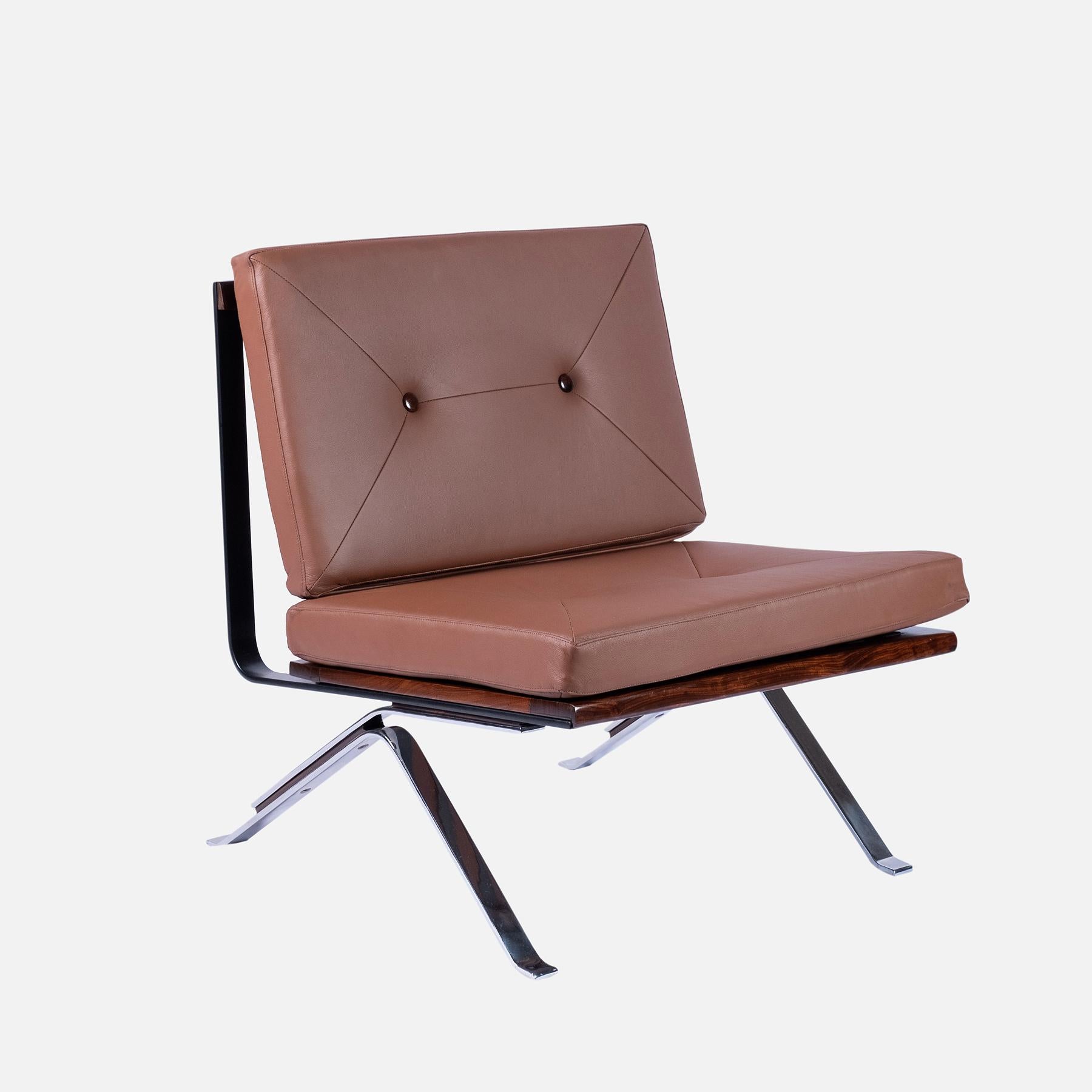 This magnificent pair of lounge chairs consists of a metal and rosewood frame with camel leather straps and cushions.
These pieces have exceptional details, such as the noble rosewood buttons.
They were manufactured by Móveis Novo Rumo, a Brazilian