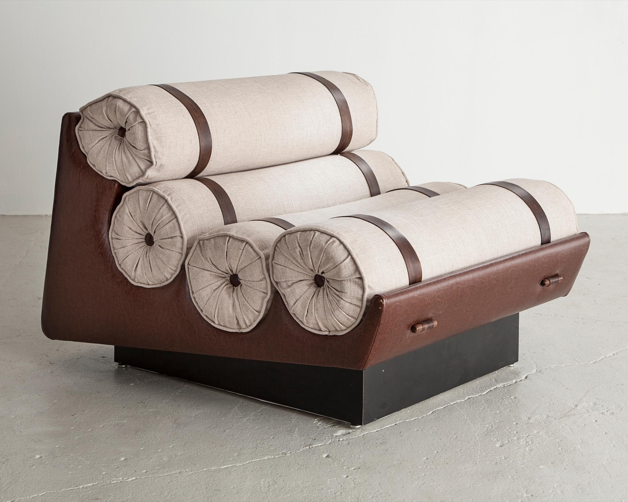Paire de chaises de salon en cuir et tapisserie d'ameublement, avec bases ébonisées et détails en bois de rose. Brésil, vers 1970.