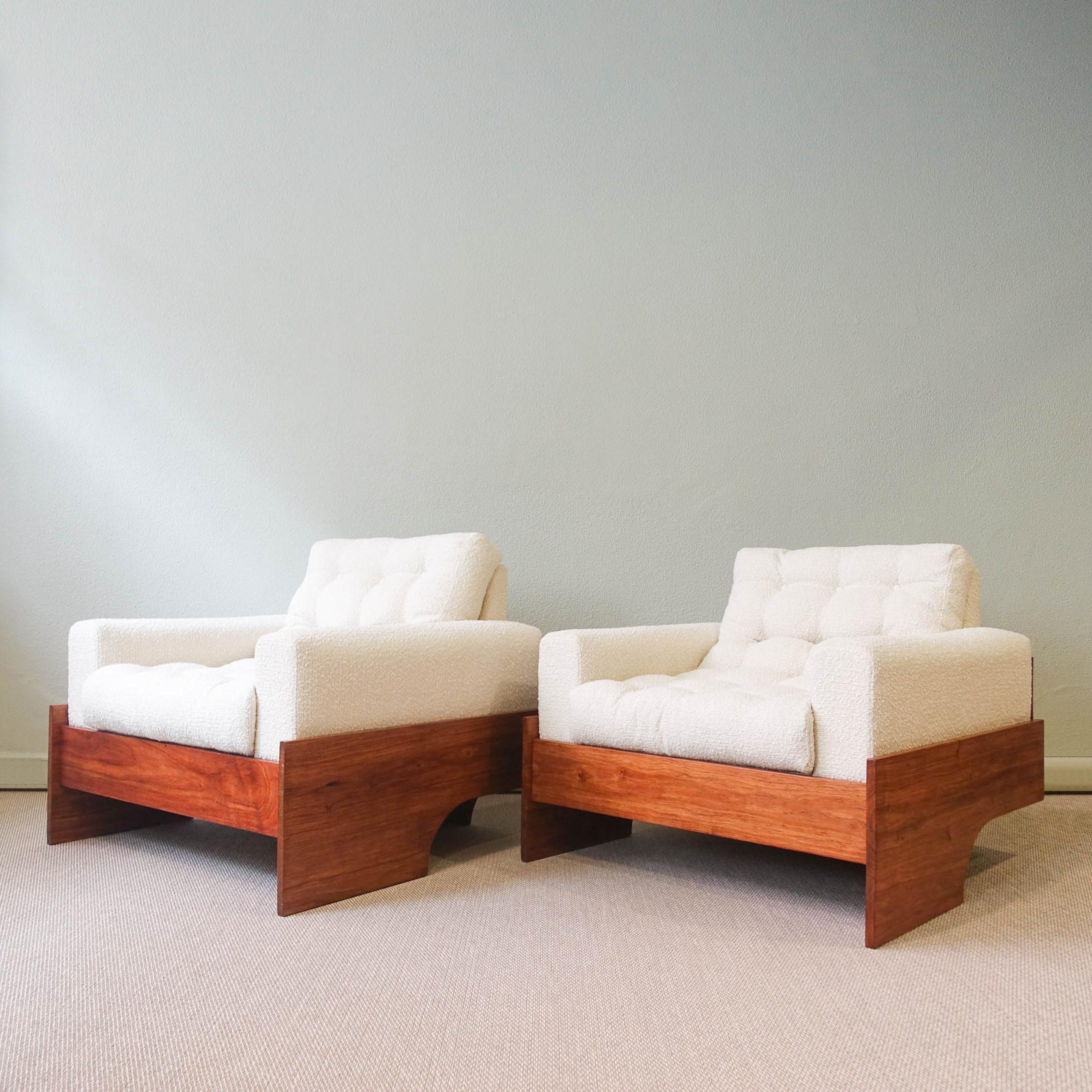 This pair of lounge chairs, in the style of Jorge Zalszupin, was produced in Brazil, during the 1960's. This lounge chairs have a mutenye wood structure with very simple lines, were the each seat fits. The wood structure was completely restored and