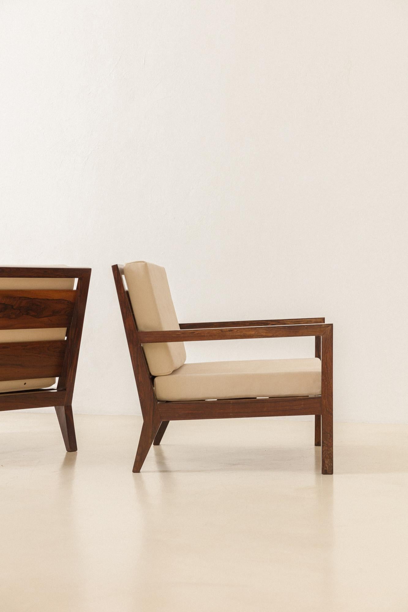 Paire de fauteuils brésiliens du milieu du siècle dernier en bois de rose massif, designer inconnu, années 1960 en vente 3