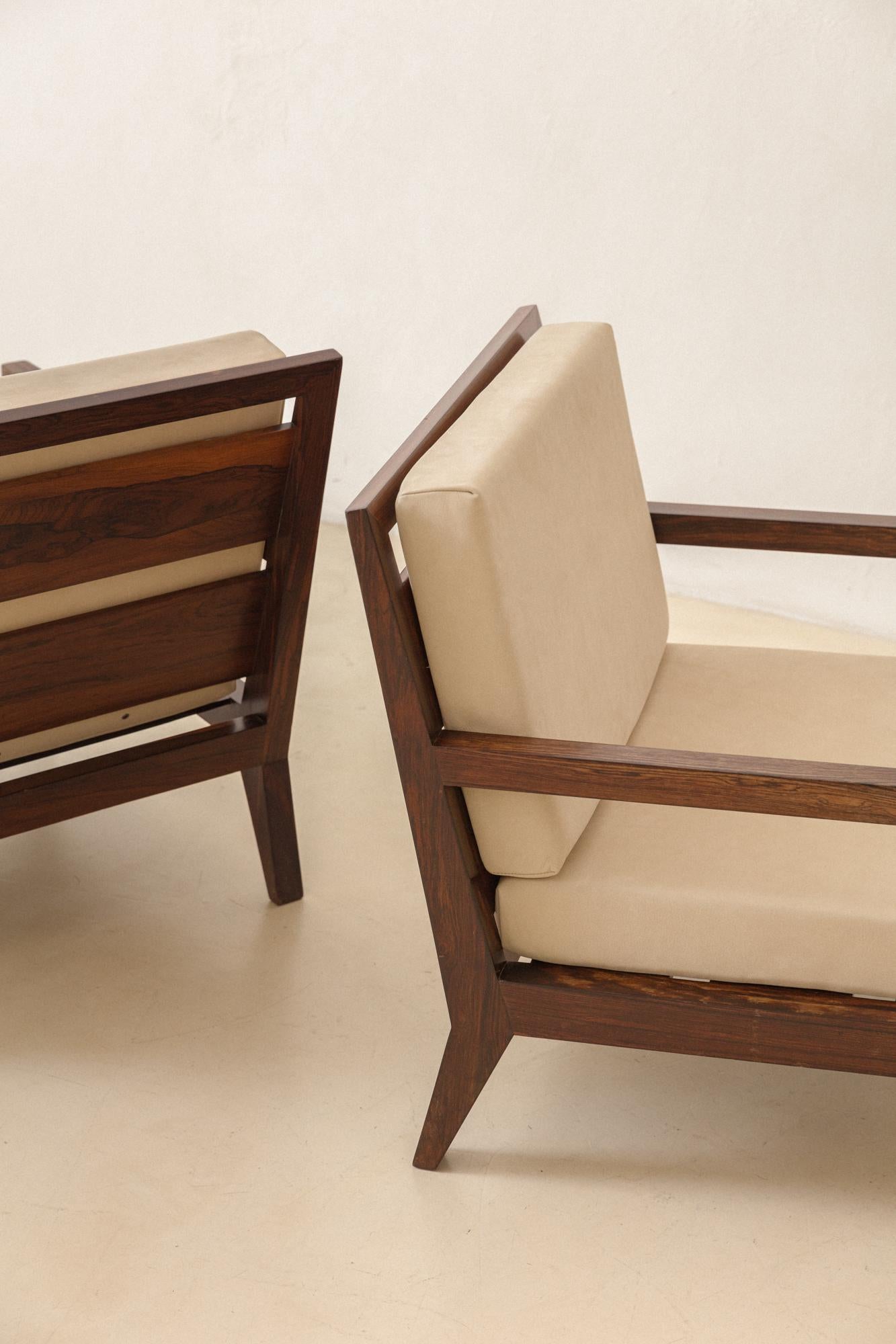 Paar brasilianische Sessel aus der Mitte des Jahrhunderts, unbekannter Designer, massives Palisanderholz, 1960er Jahre im Angebot 4