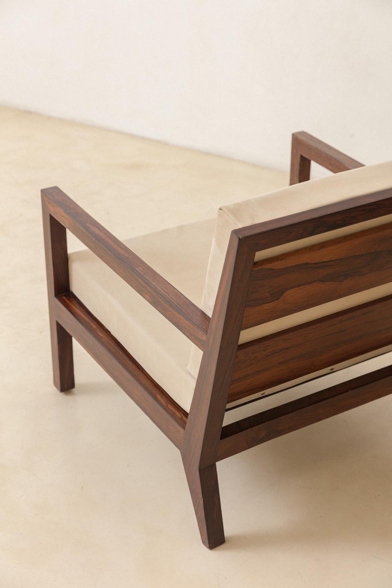 Paar brasilianische Sessel aus der Mitte des Jahrhunderts, unbekannter Designer, massives Palisanderholz, 1960er Jahre im Angebot 5
