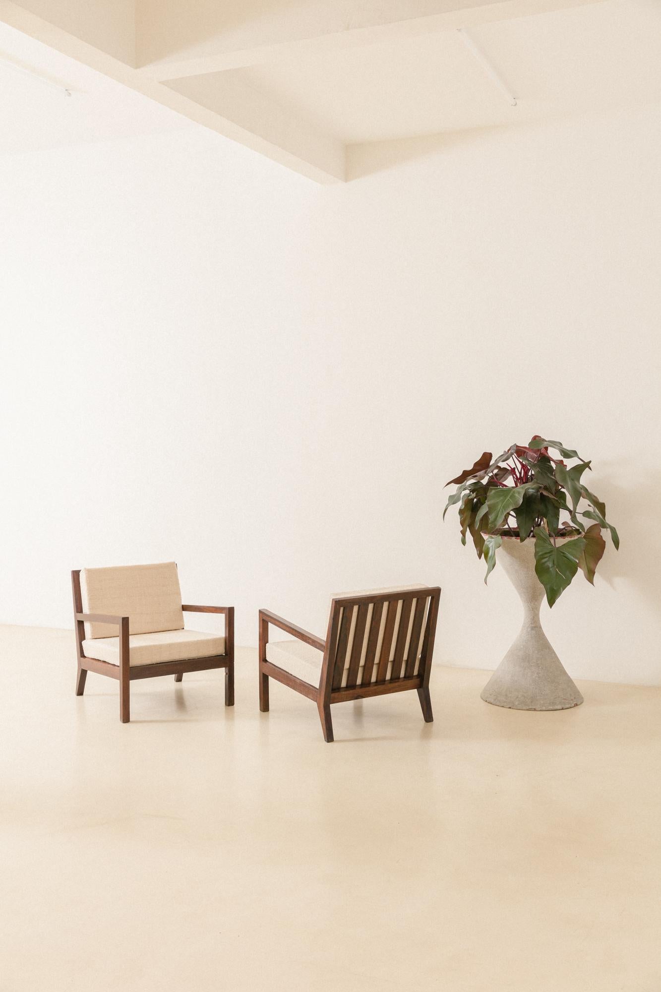 Dieses schöne Sesselpaar mit Lattenrost und Rückenlehne wurde in den 1960er Jahren hergestellt.

Die Stücke sind aus massivem brasilianischem Palisanderholz gefertigt. Die Sessel haben ein rechteckiges Design mit einer Rückenlehne aus vertikalen