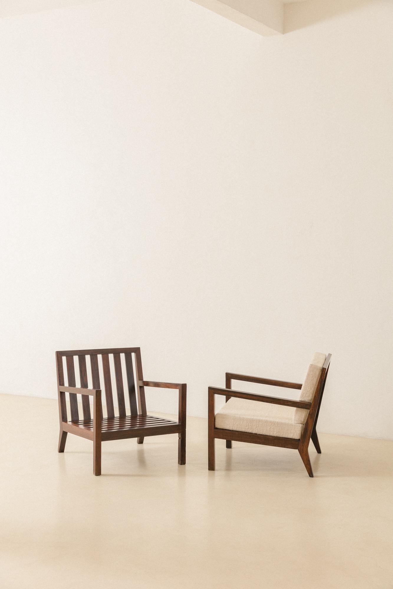 Mid-Century Modern Paire de fauteuils brésiliens du milieu du siècle dernier en bois de rose massif, designer inconnu, années 1960 en vente