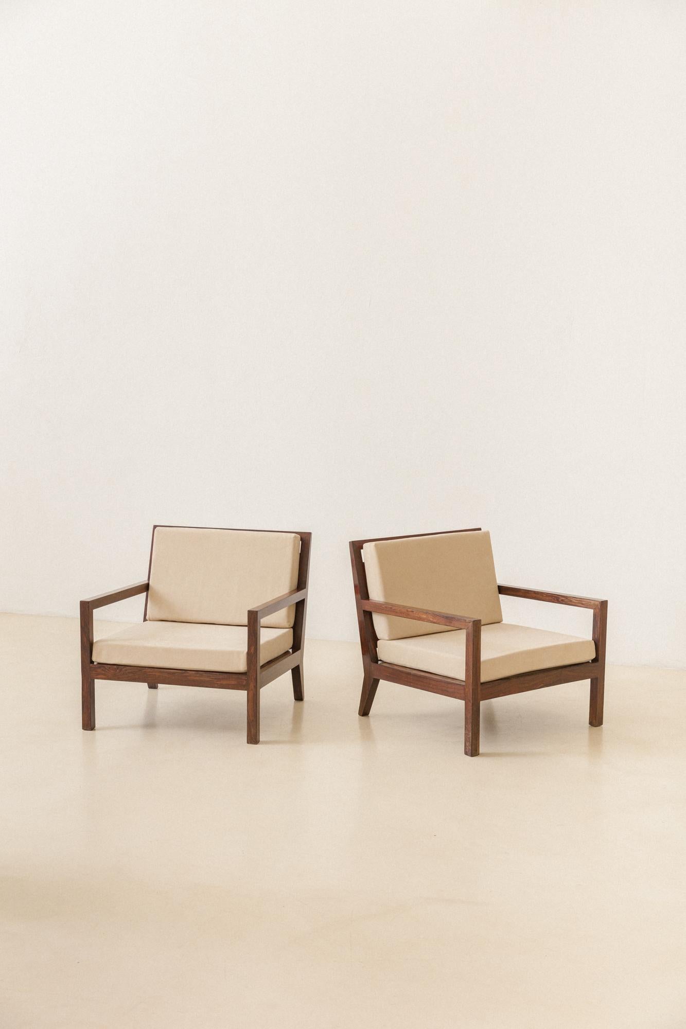 Paar brasilianische Sessel aus der Mitte des Jahrhunderts, unbekannter Designer, massives Palisanderholz, 1960er Jahre (Moderne der Mitte des Jahrhunderts) im Angebot