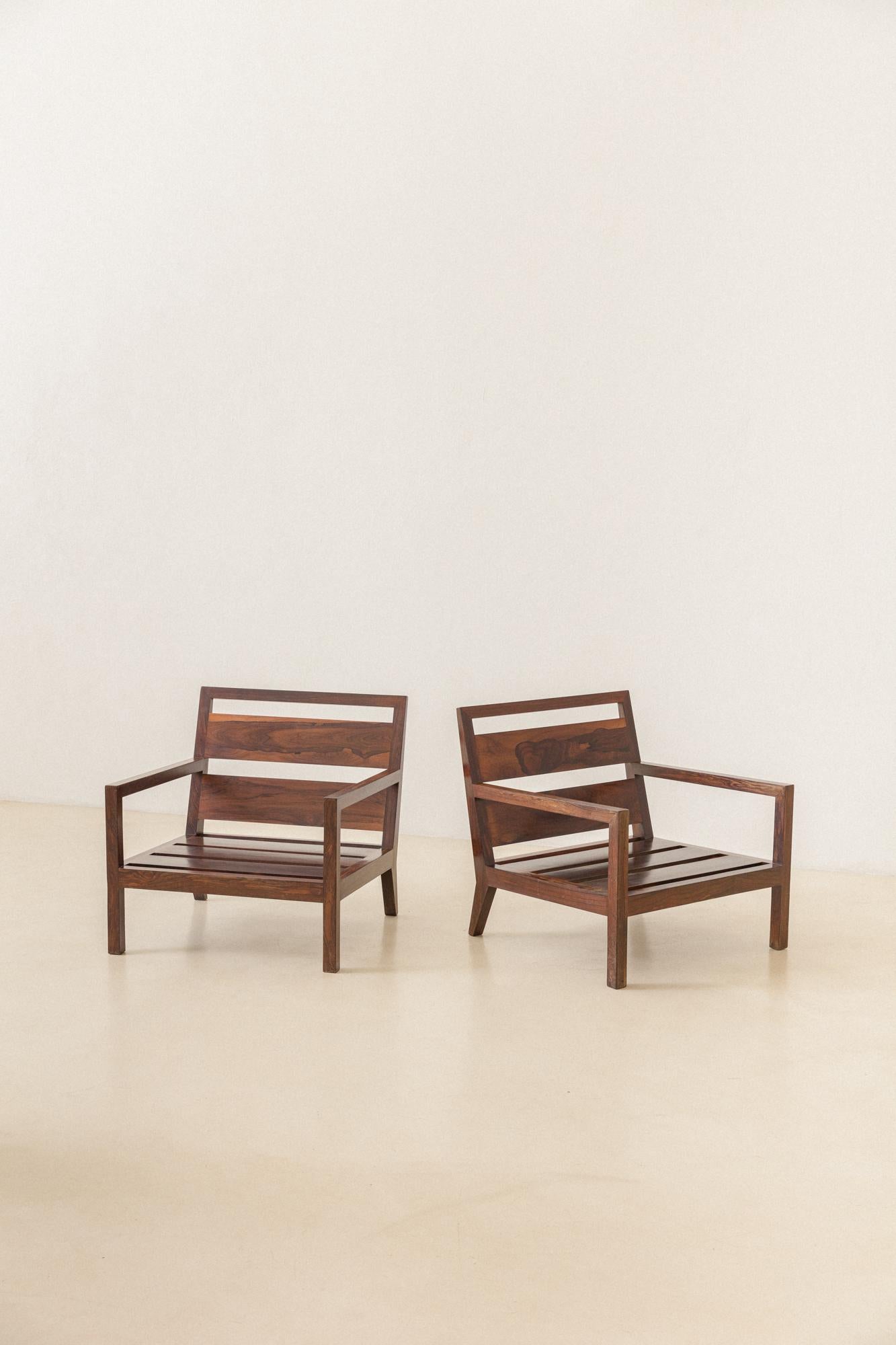 Brésilien Paire de fauteuils brésiliens du milieu du siècle dernier en bois de rose massif, designer inconnu, années 1960 en vente