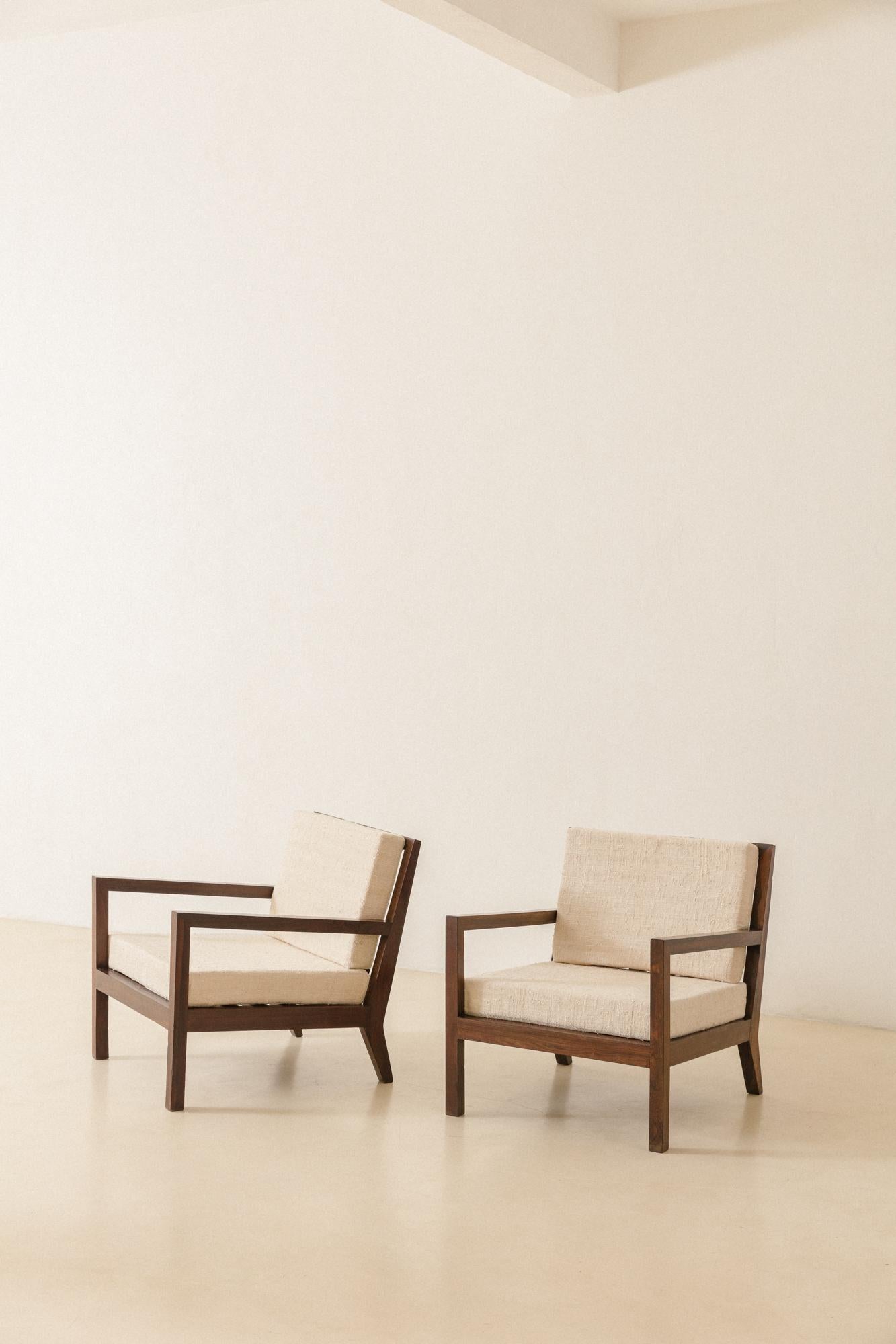Paar brasilianische Sessel aus der Mitte des Jahrhunderts, unbekannter Designer, massives Palisanderholz, 1960er Jahre (Mitte 17. Jahrhundert) im Angebot