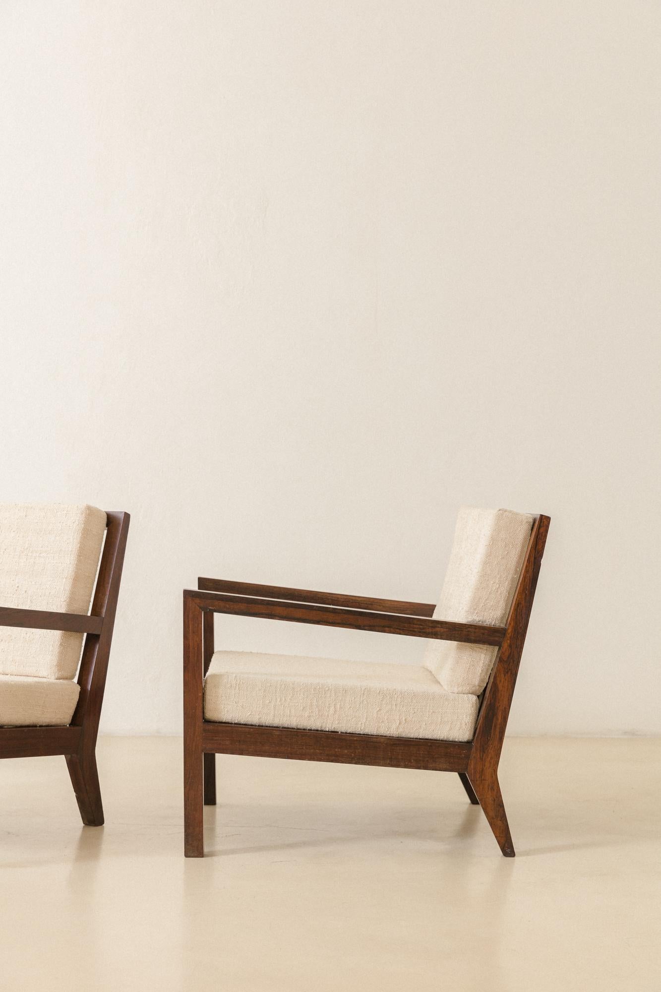 Milieu du XVIIe siècle Paire de fauteuils brésiliens du milieu du siècle dernier en bois de rose massif, designer inconnu, années 1960 en vente