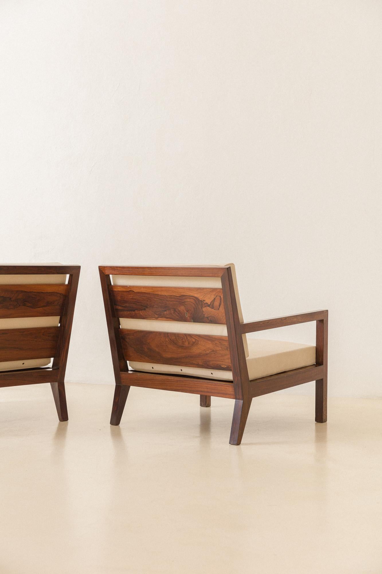 Paar brasilianische Sessel aus der Mitte des Jahrhunderts, unbekannter Designer, massives Palisanderholz, 1960er Jahre im Angebot 2
