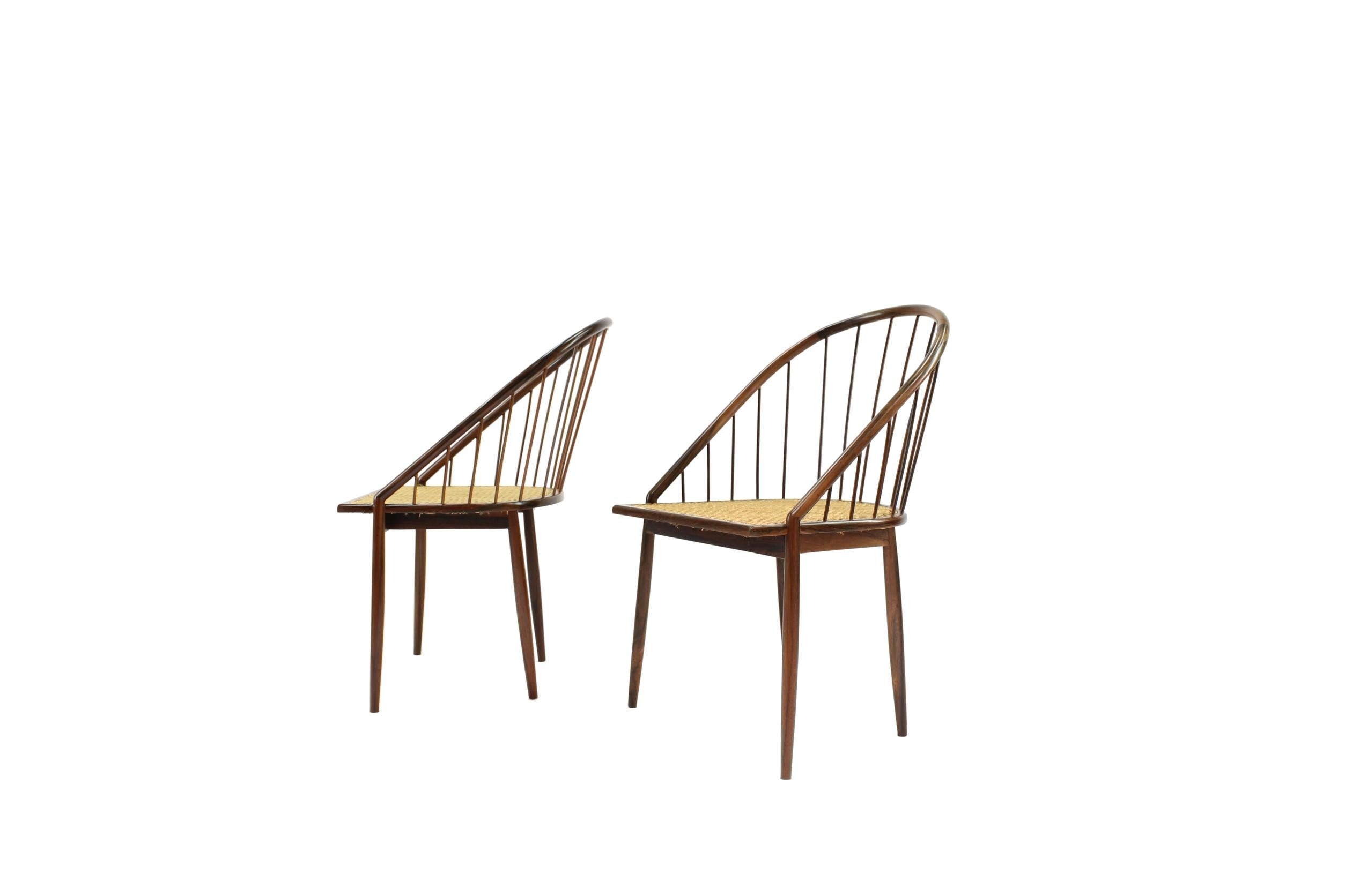 Introducing the exquisite Brazilian modern 'curva' chairs, expertly crafted by the renowned artisan Joaquim Tenreiro in the vibrant era of the 1960s in Brazil. With their timeless appeal, these chairs effortlessly harmonize with Mid-Century Modern