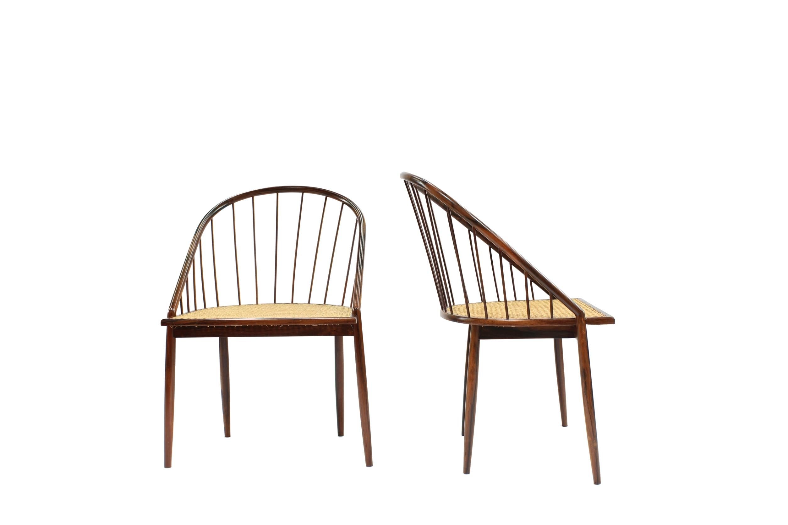 Brésilien Paire de chaises Curva de Joaquim Tenreiro, style Mid-Century Modern-Vintage 60' en vente